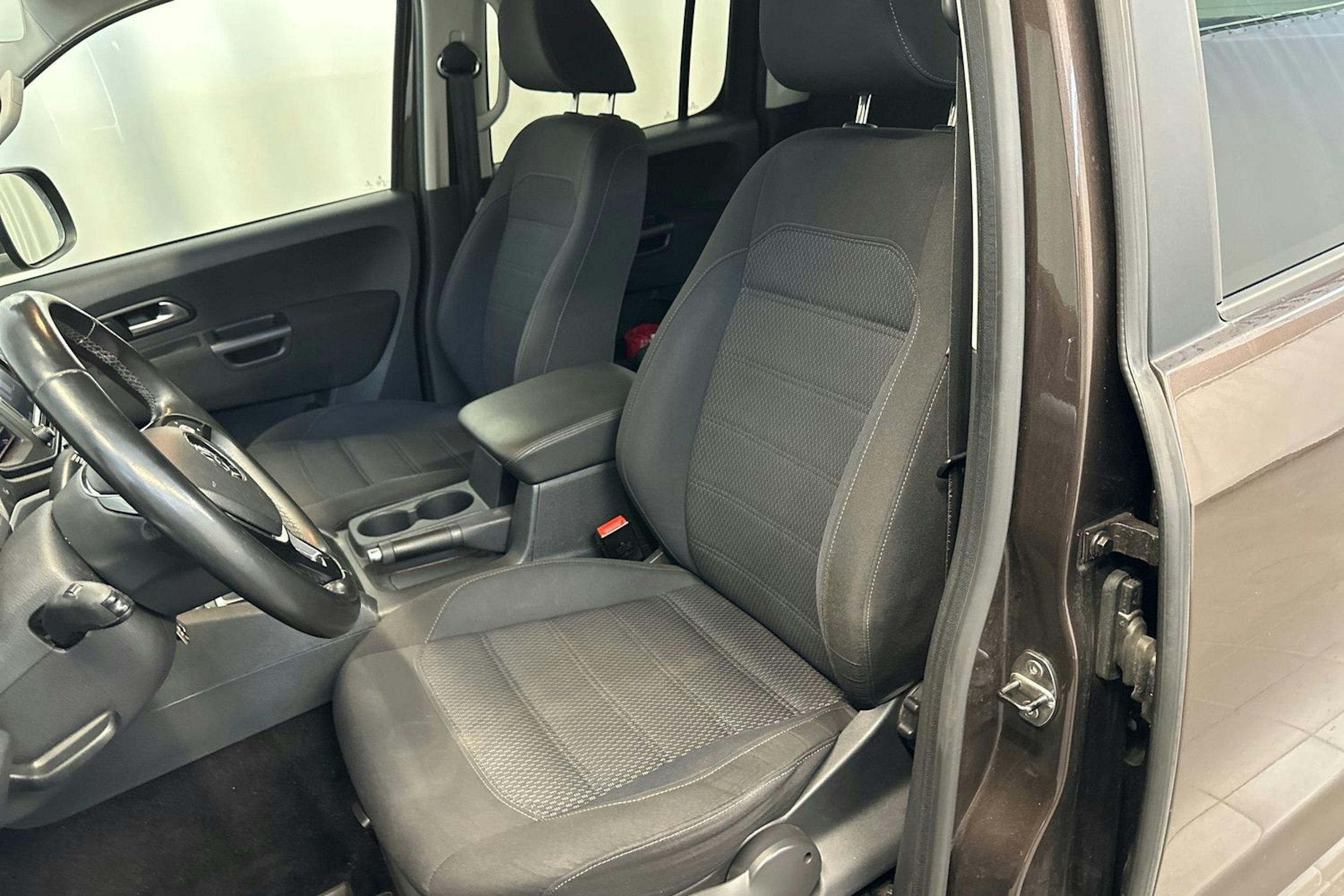 ruskea (beige) Volkswagen Amarok 2017 kuva 15.