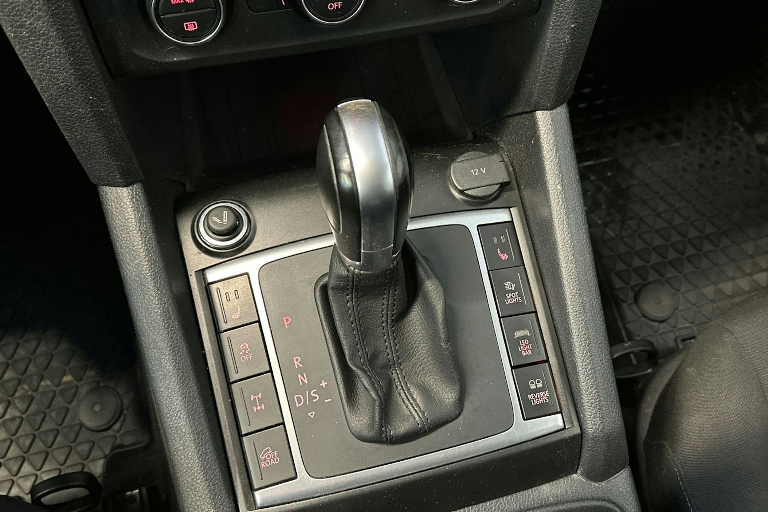 ruskea (beige) Volkswagen Amarok 2017 kuva 27.