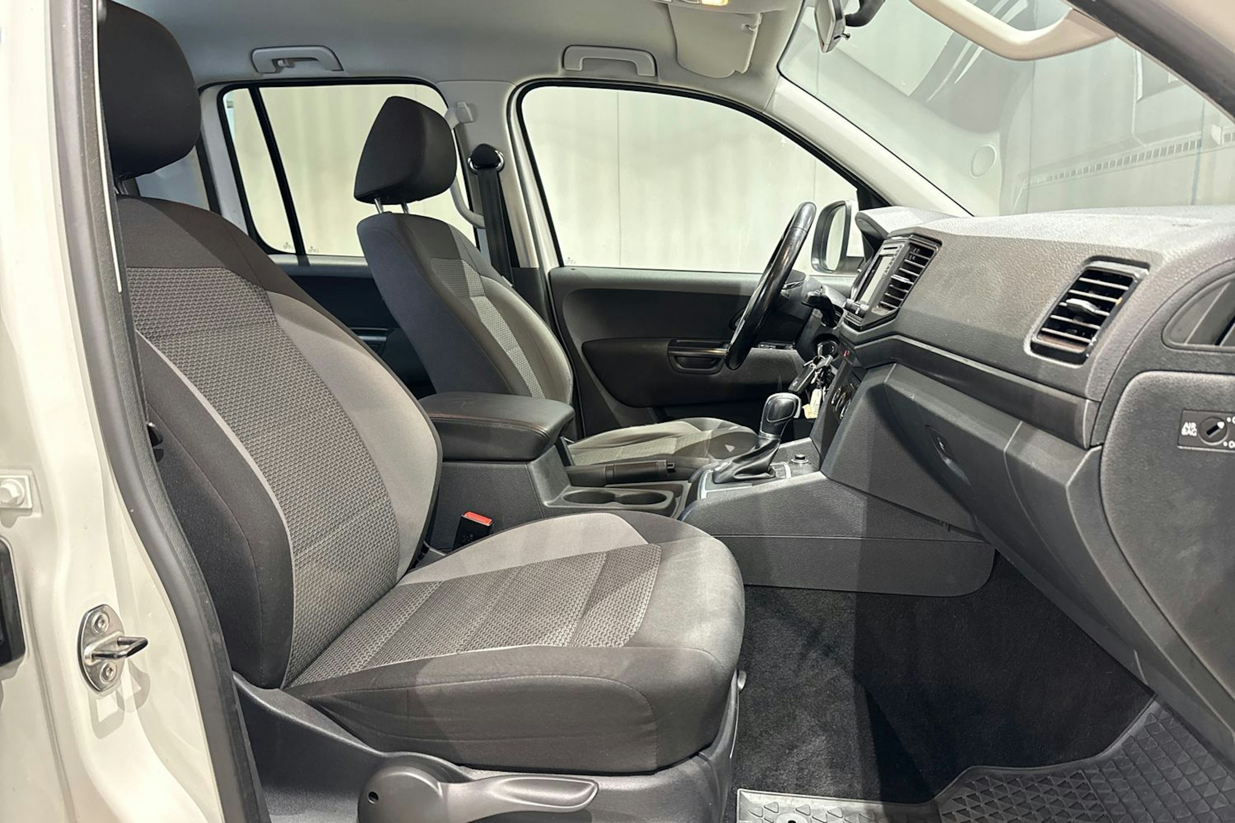 valkoinen Volkswagen Amarok 2017 kuva 16.