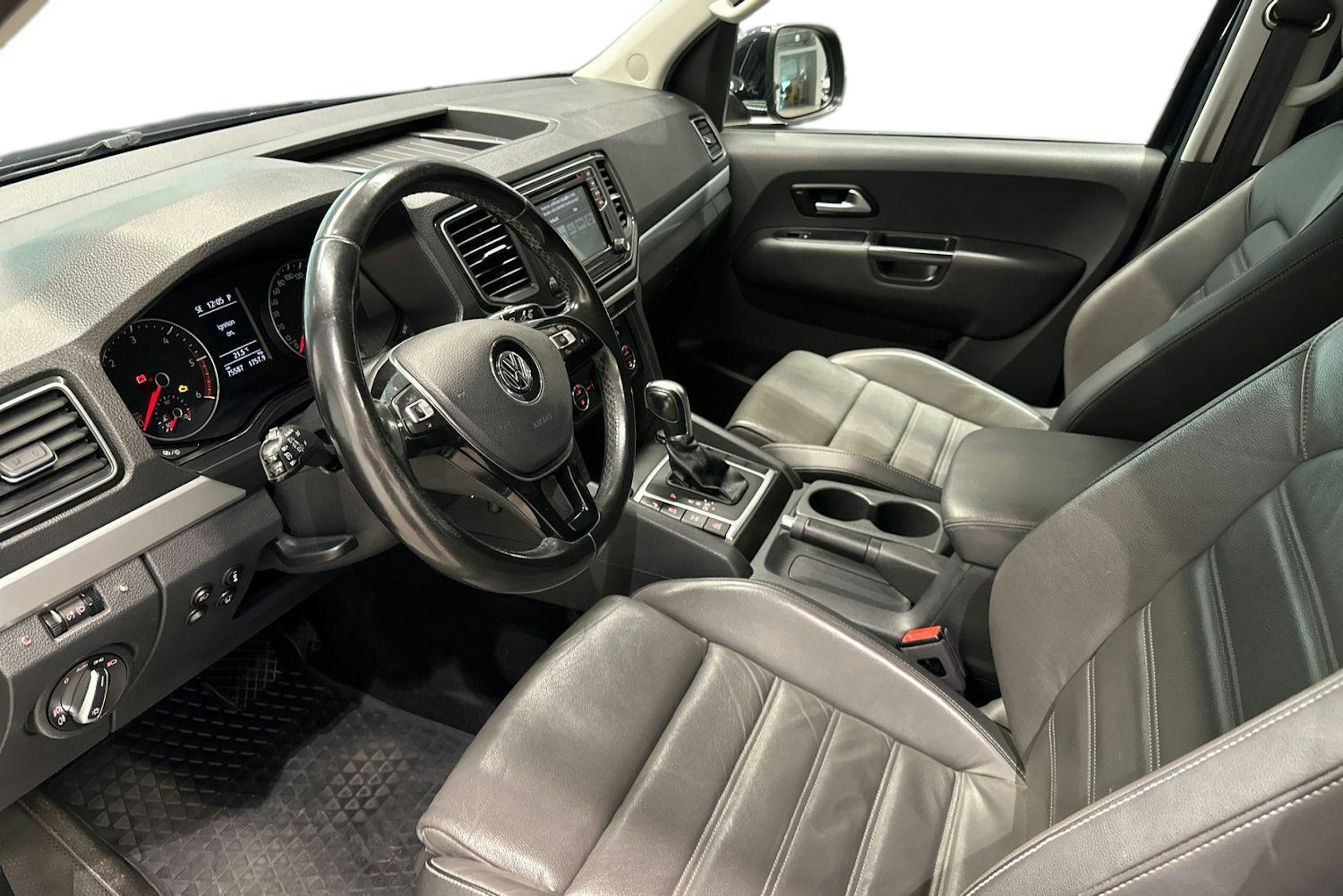 musta Volkswagen Amarok 2017 kuva 7.