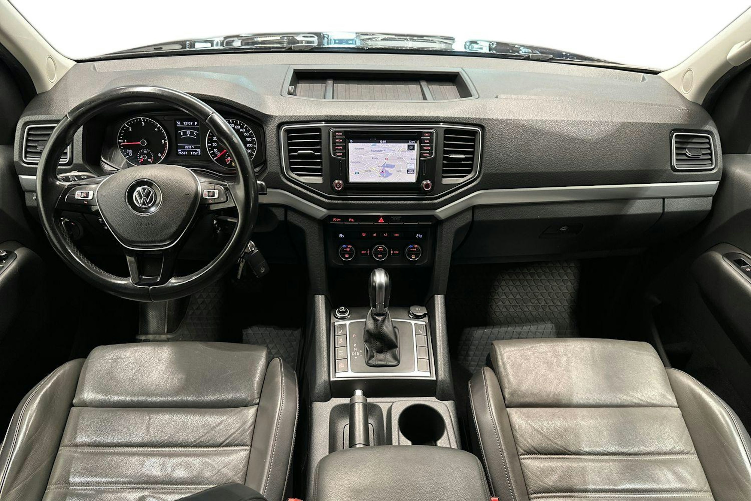 musta Volkswagen Amarok 2017 kuva 9.