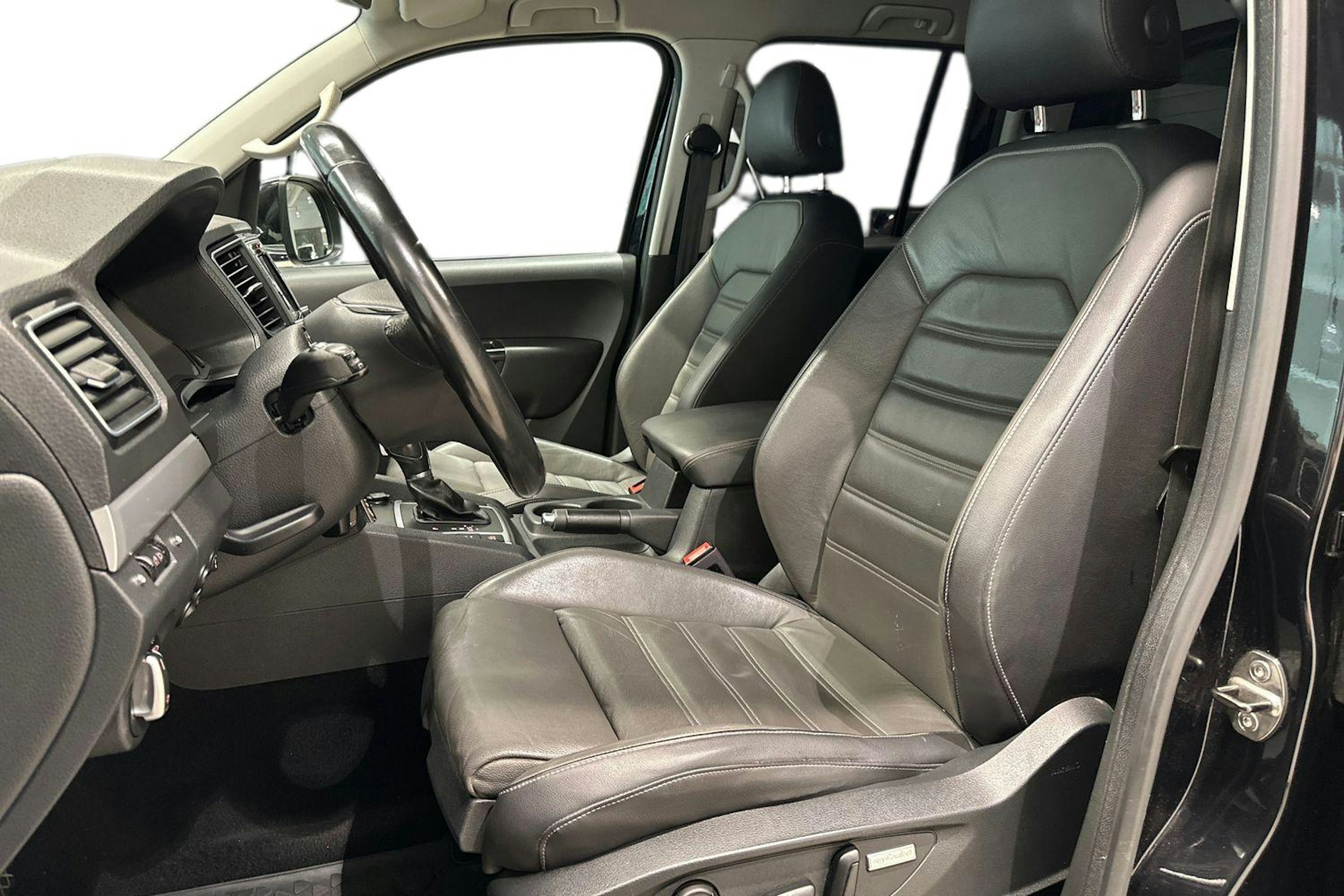musta Volkswagen Amarok 2017 kuva 10.