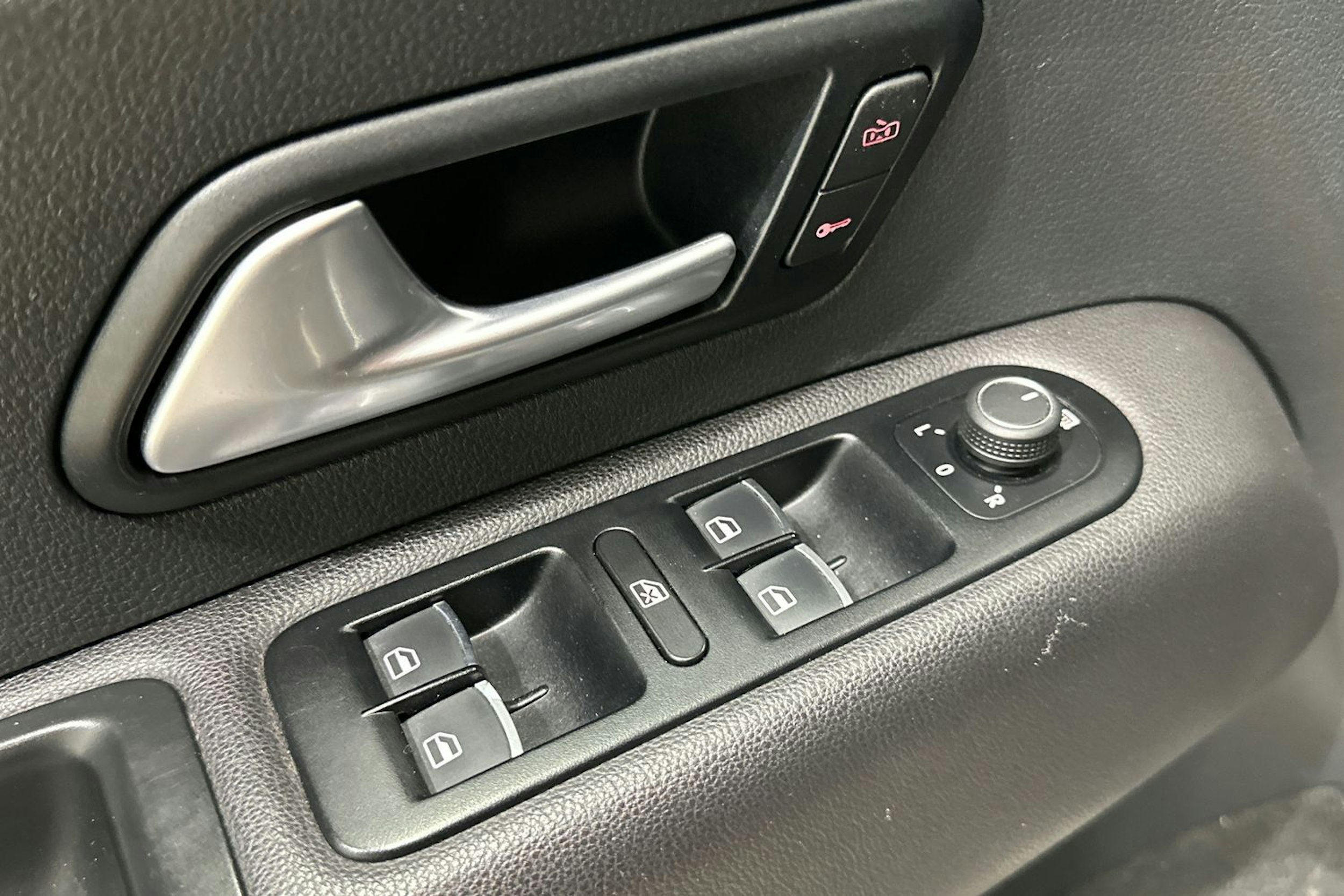 musta Volkswagen Amarok 2017 kuva 14.