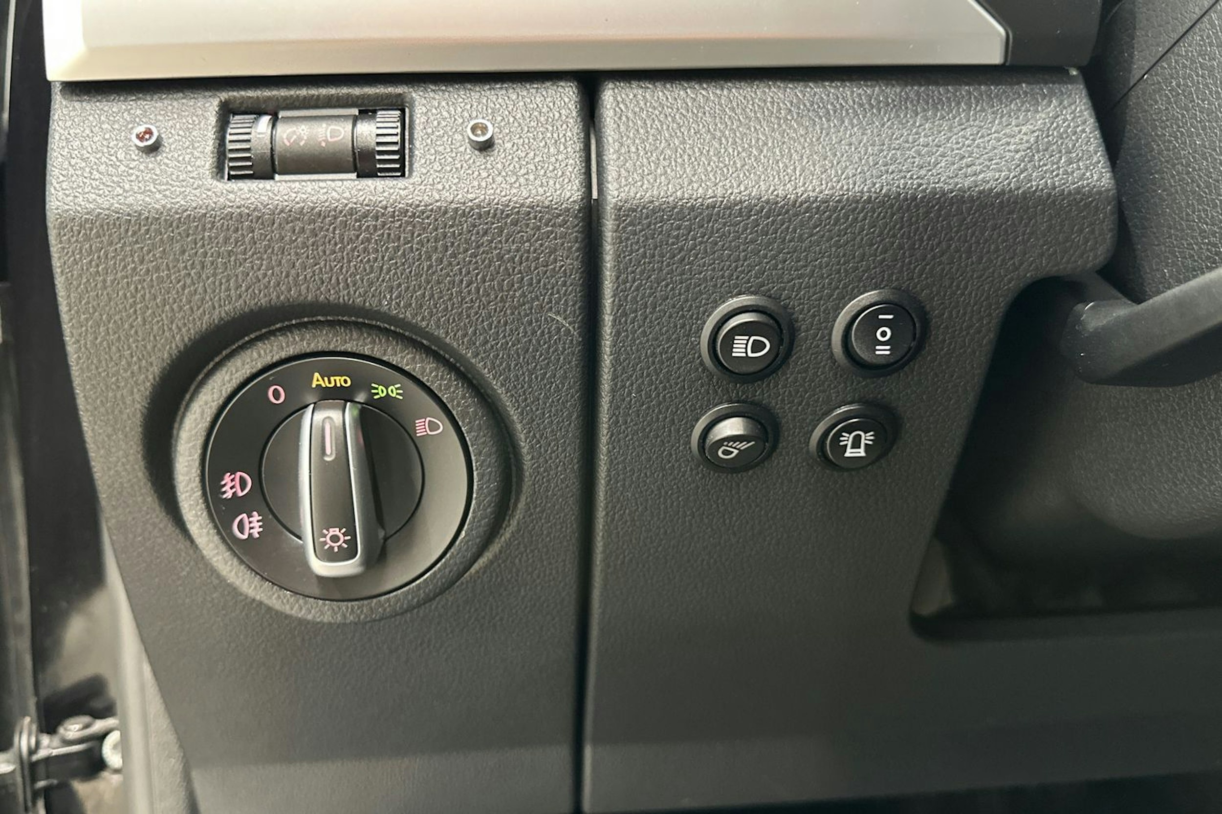 musta Volkswagen Amarok 2017 kuva 15.