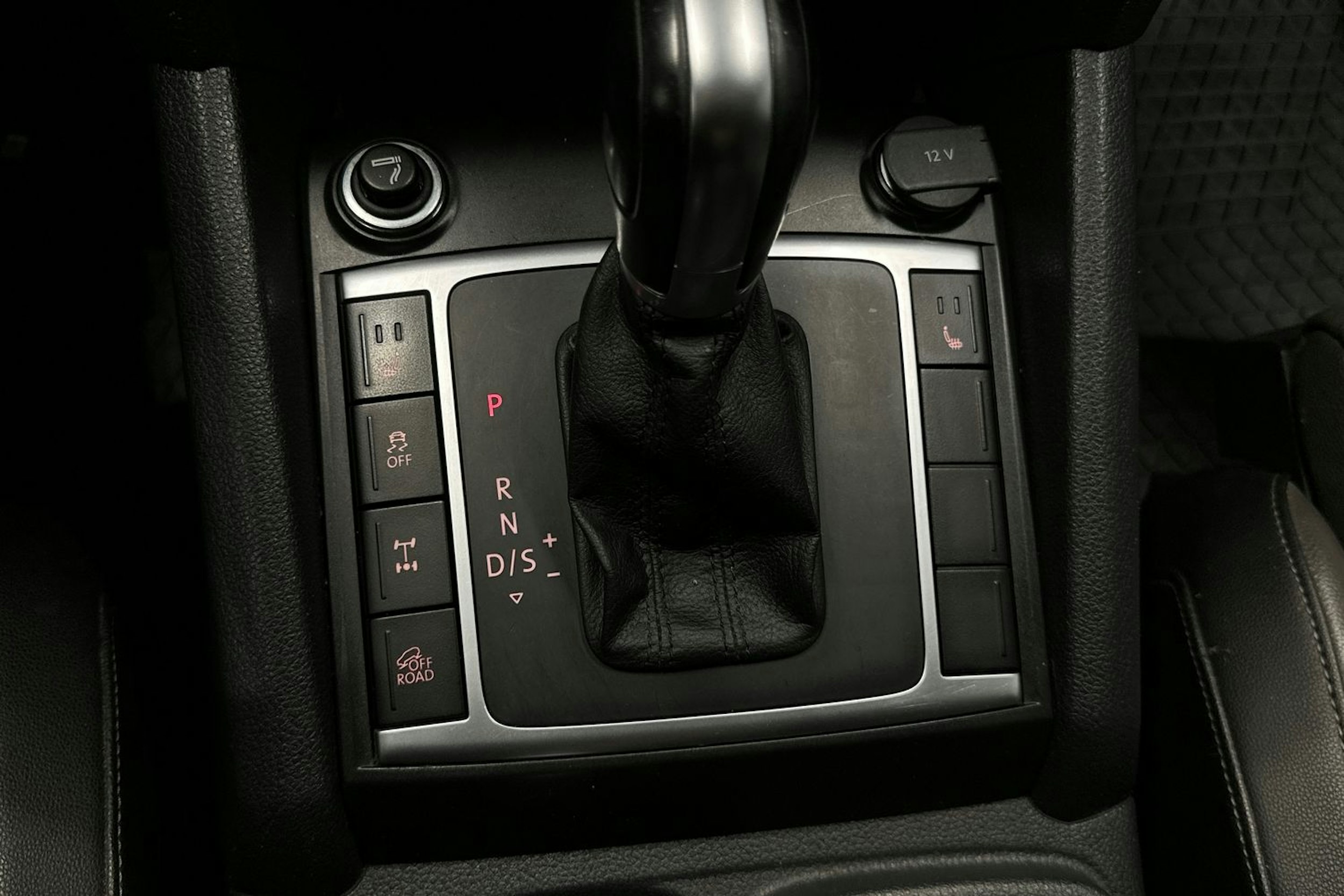 musta Volkswagen Amarok 2017 kuva 25.