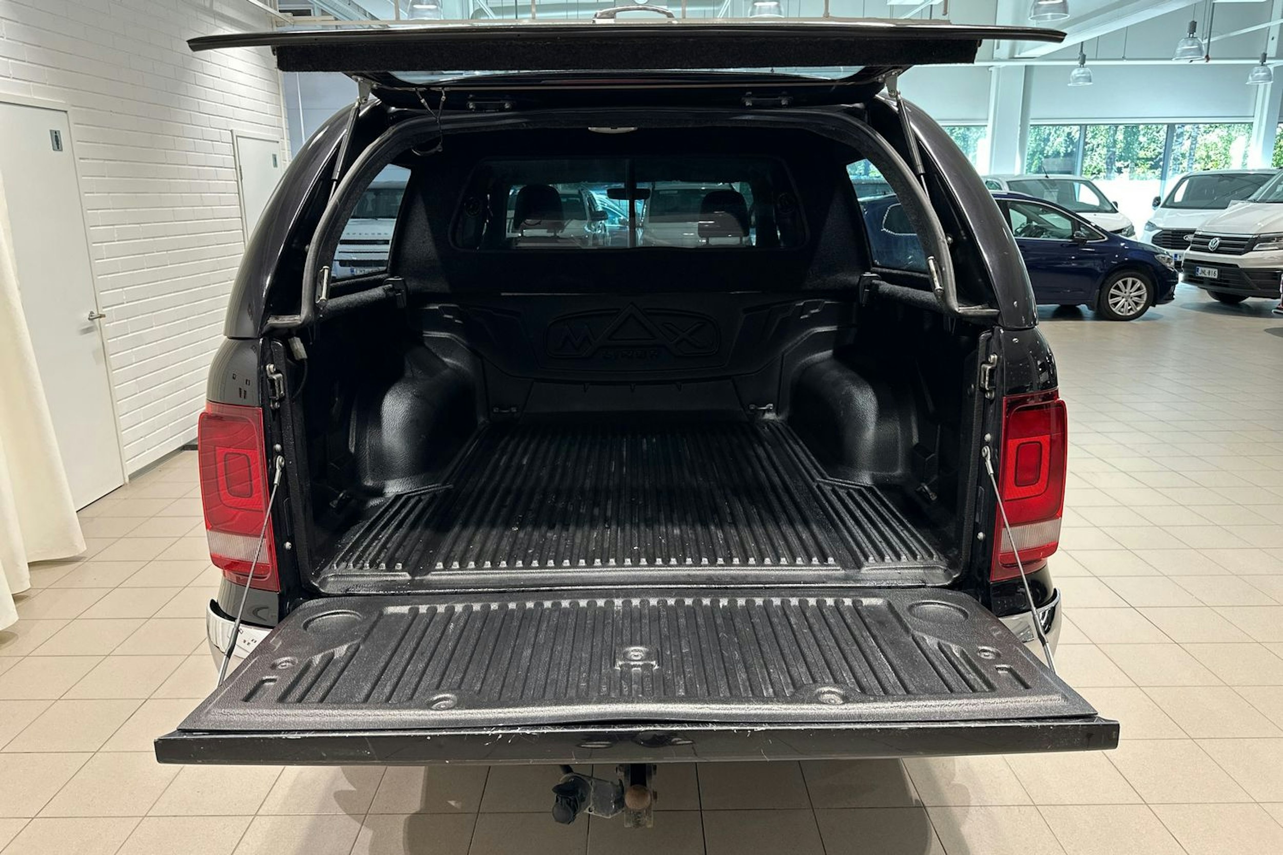 musta Volkswagen Amarok 2017 kuva 30.