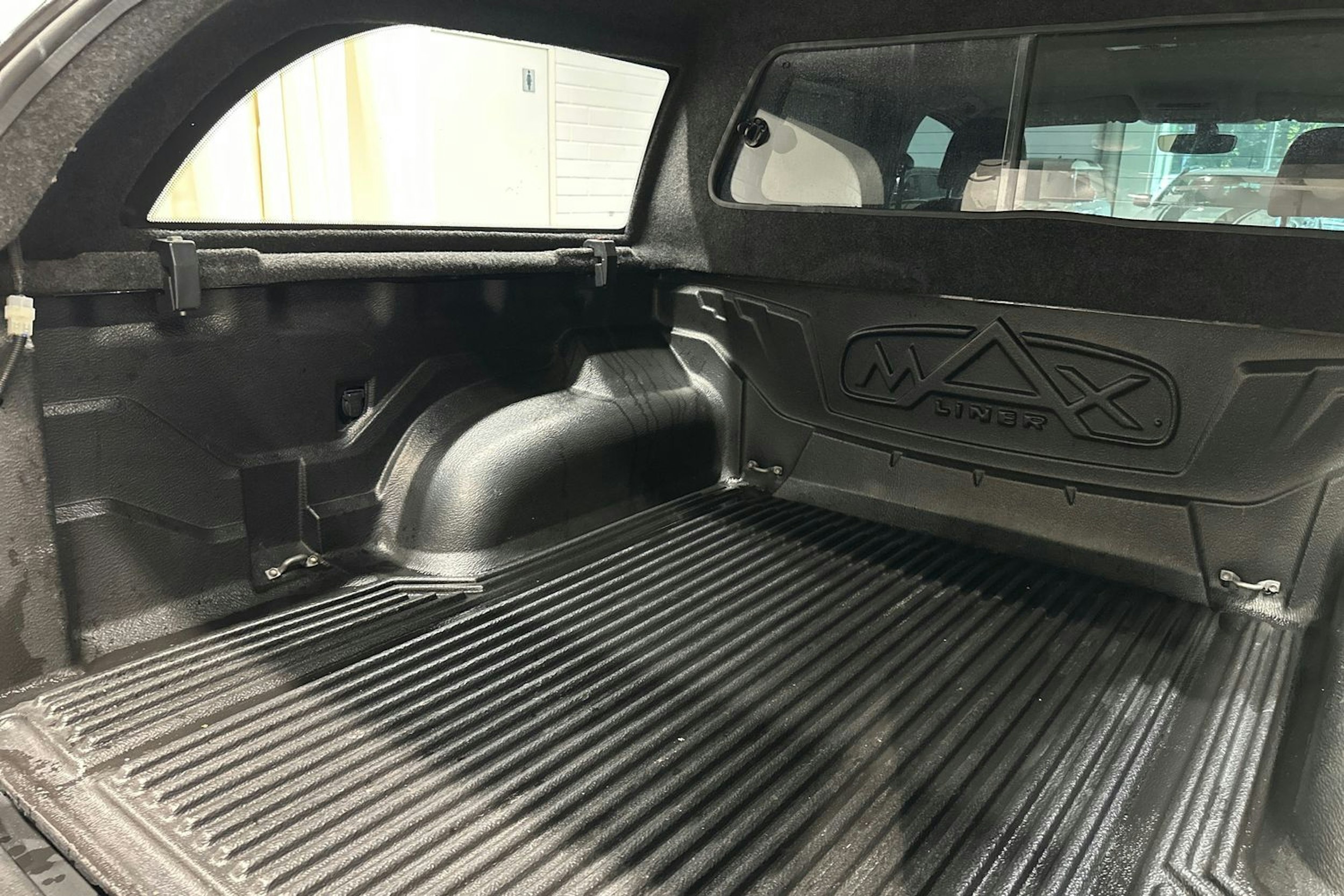 musta Volkswagen Amarok 2017 kuva 31.
