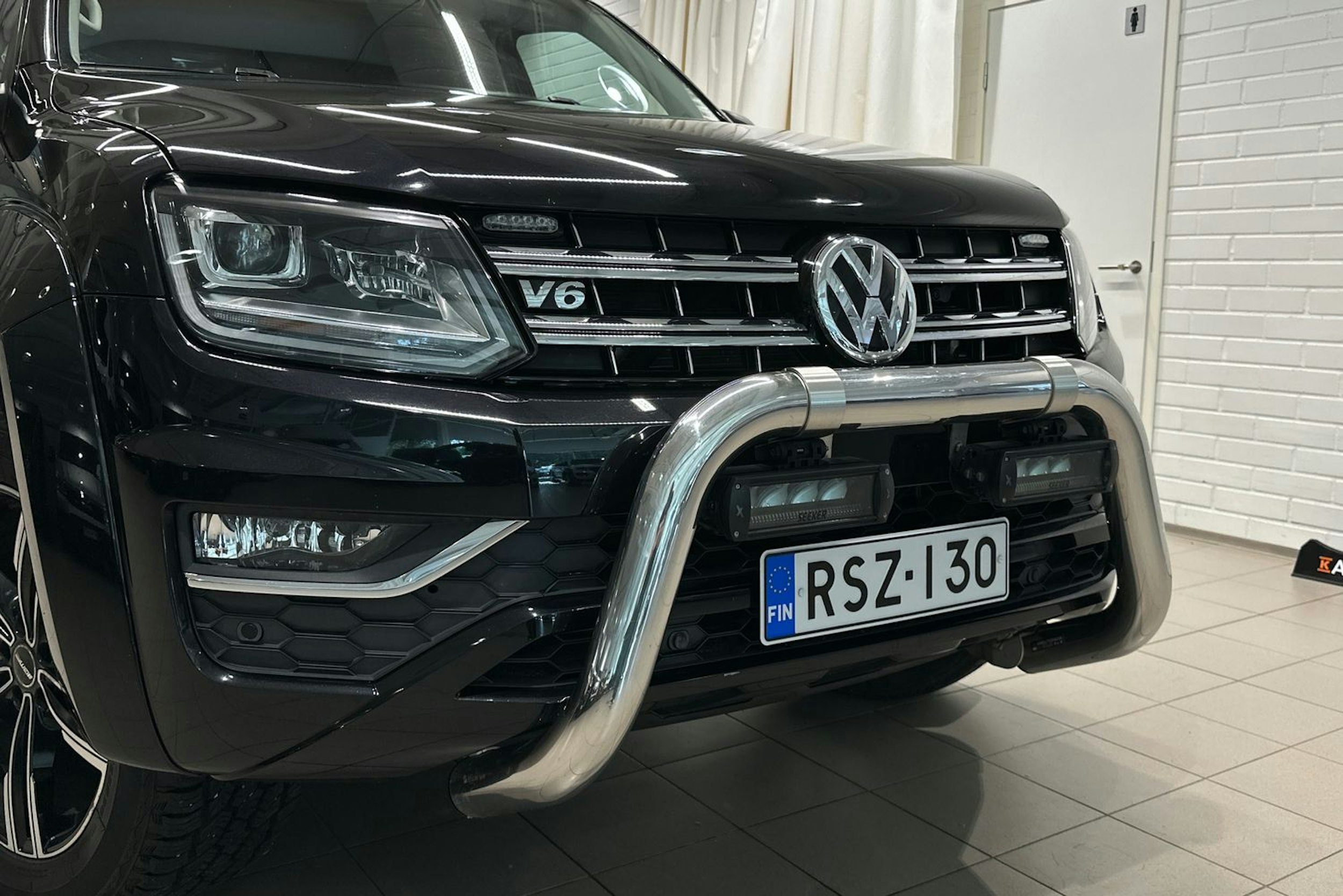 musta Volkswagen Amarok 2017 kuva 33.