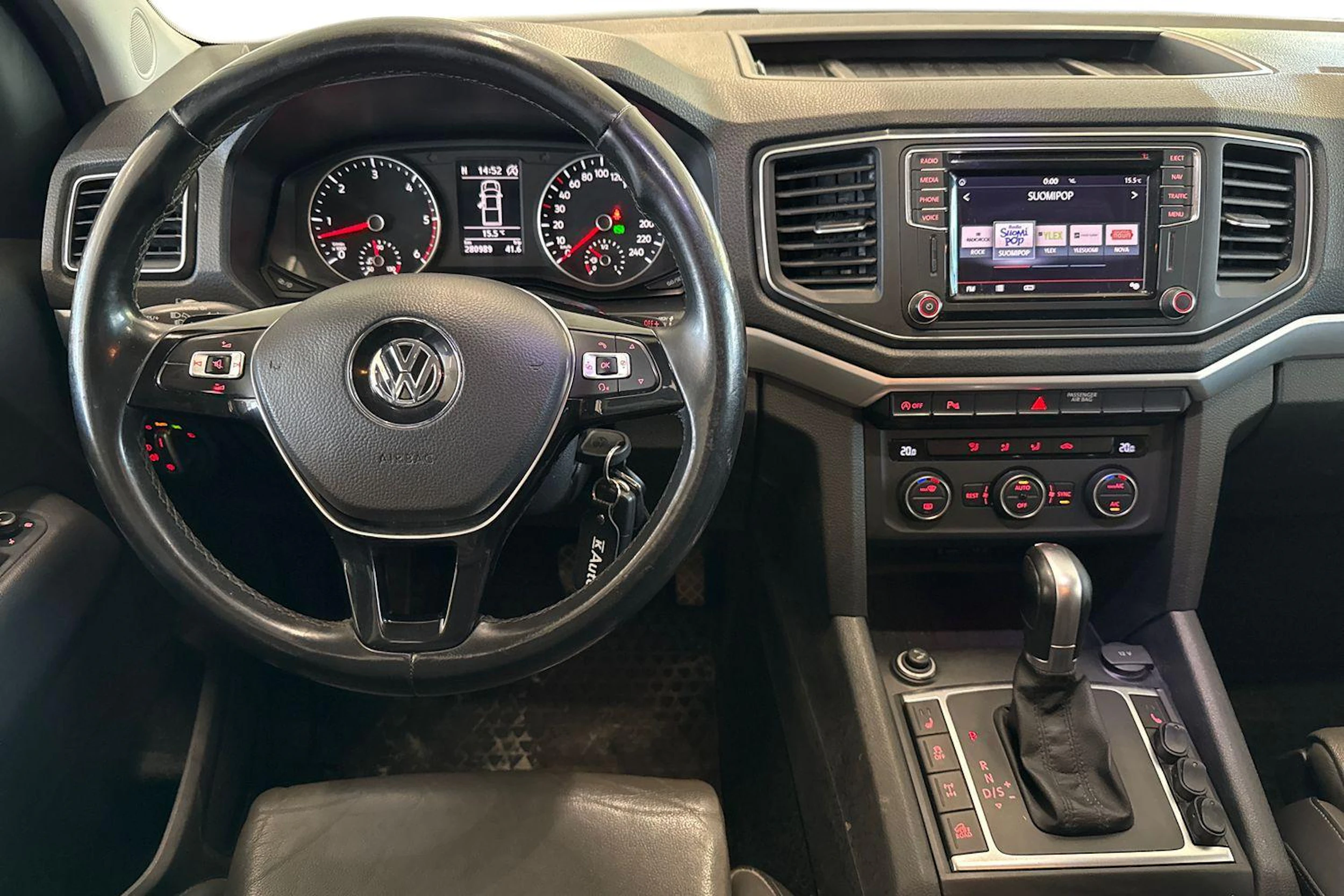 musta Volkswagen Amarok 2017 kuva 9.