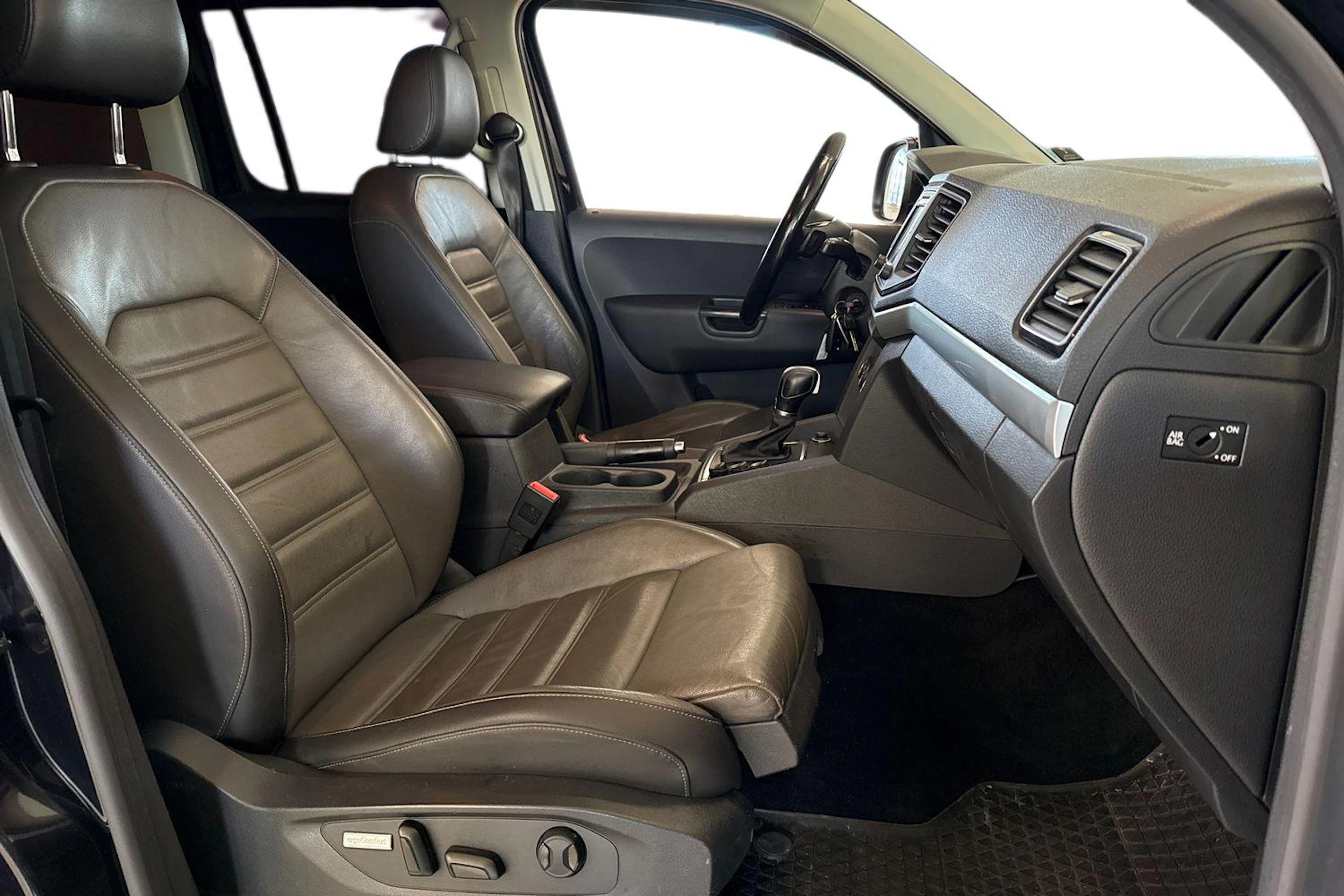 musta Volkswagen Amarok 2017 kuva 11.