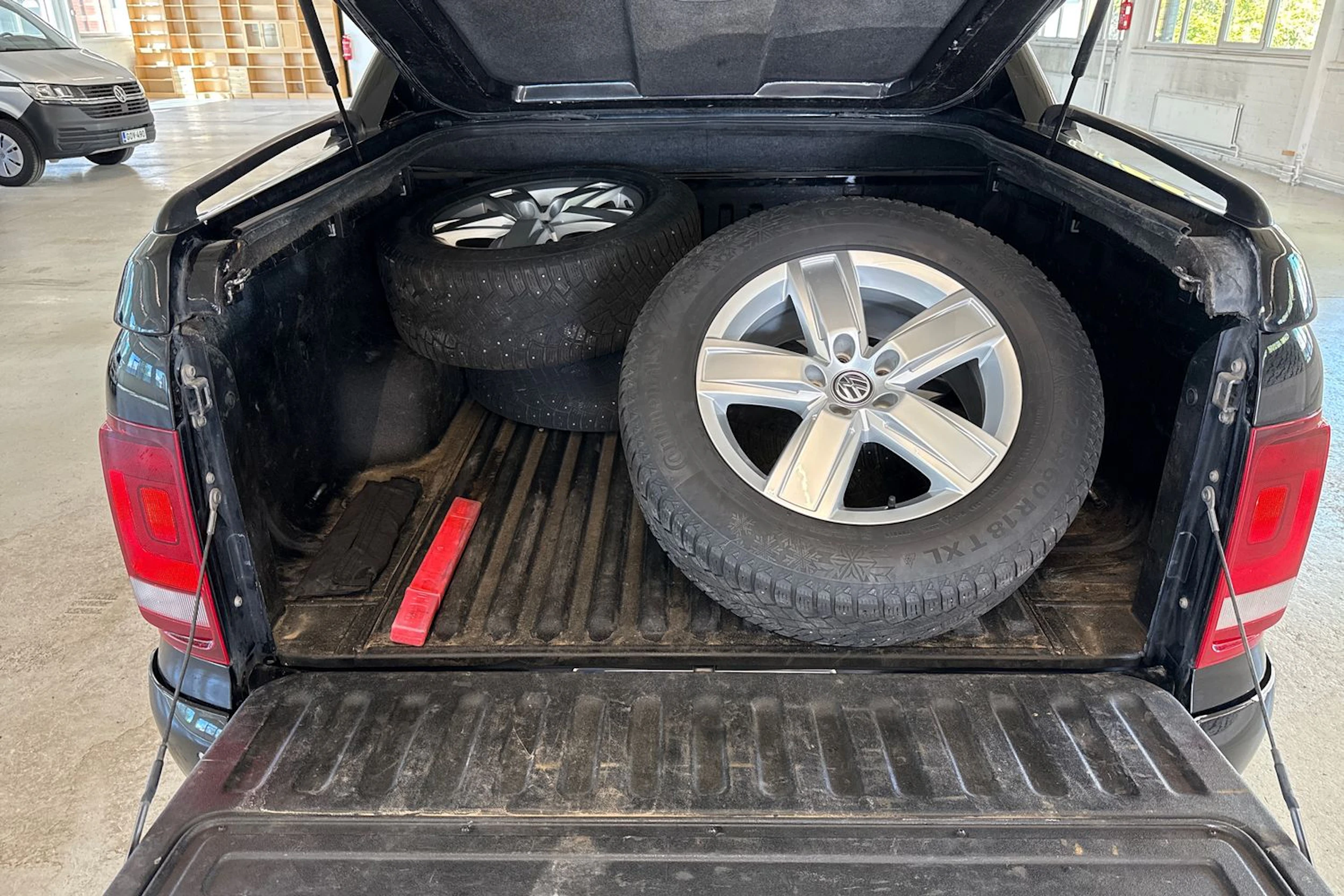 musta Volkswagen Amarok 2017 kuva 16.