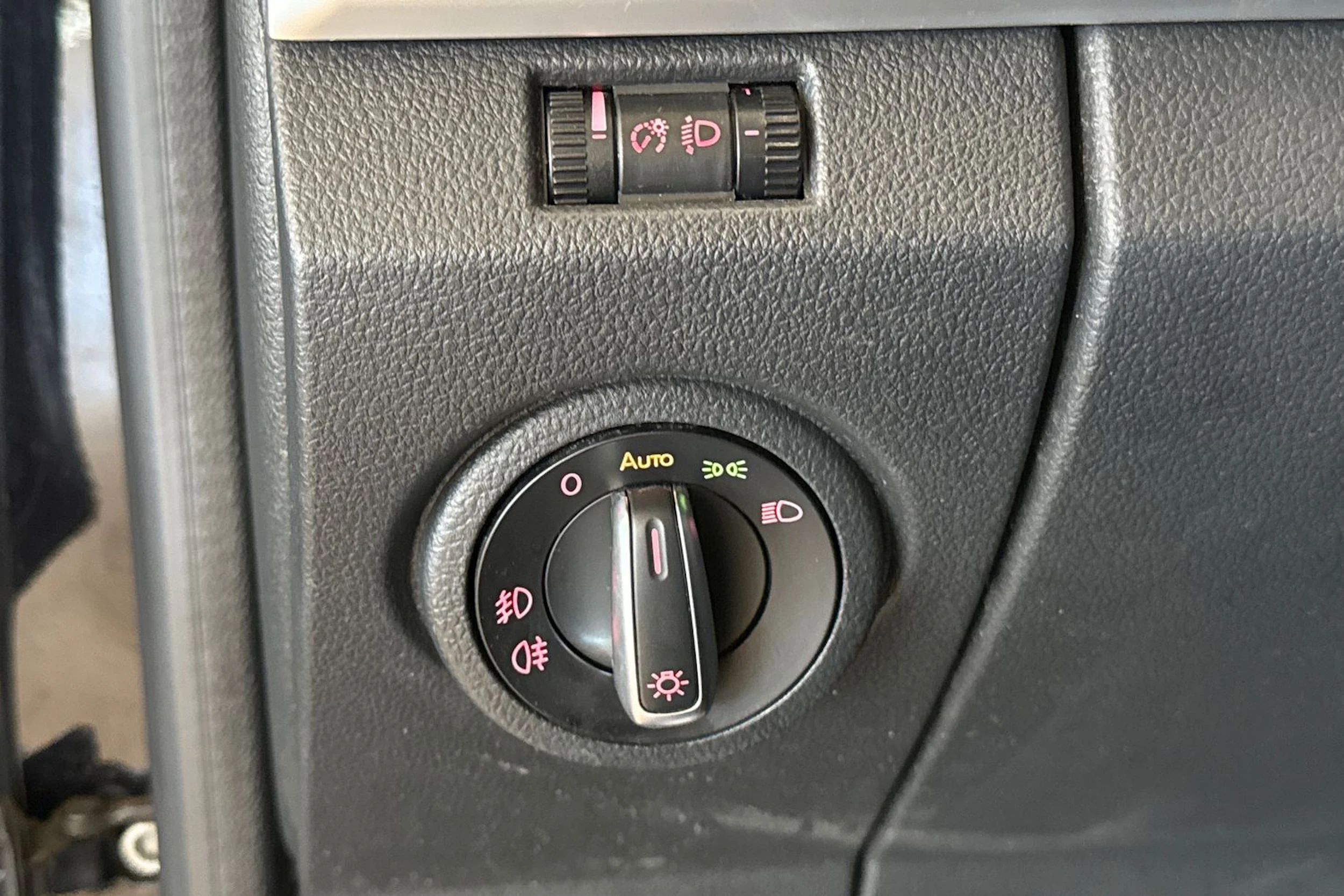 musta Volkswagen Amarok 2017 kuva 22.
