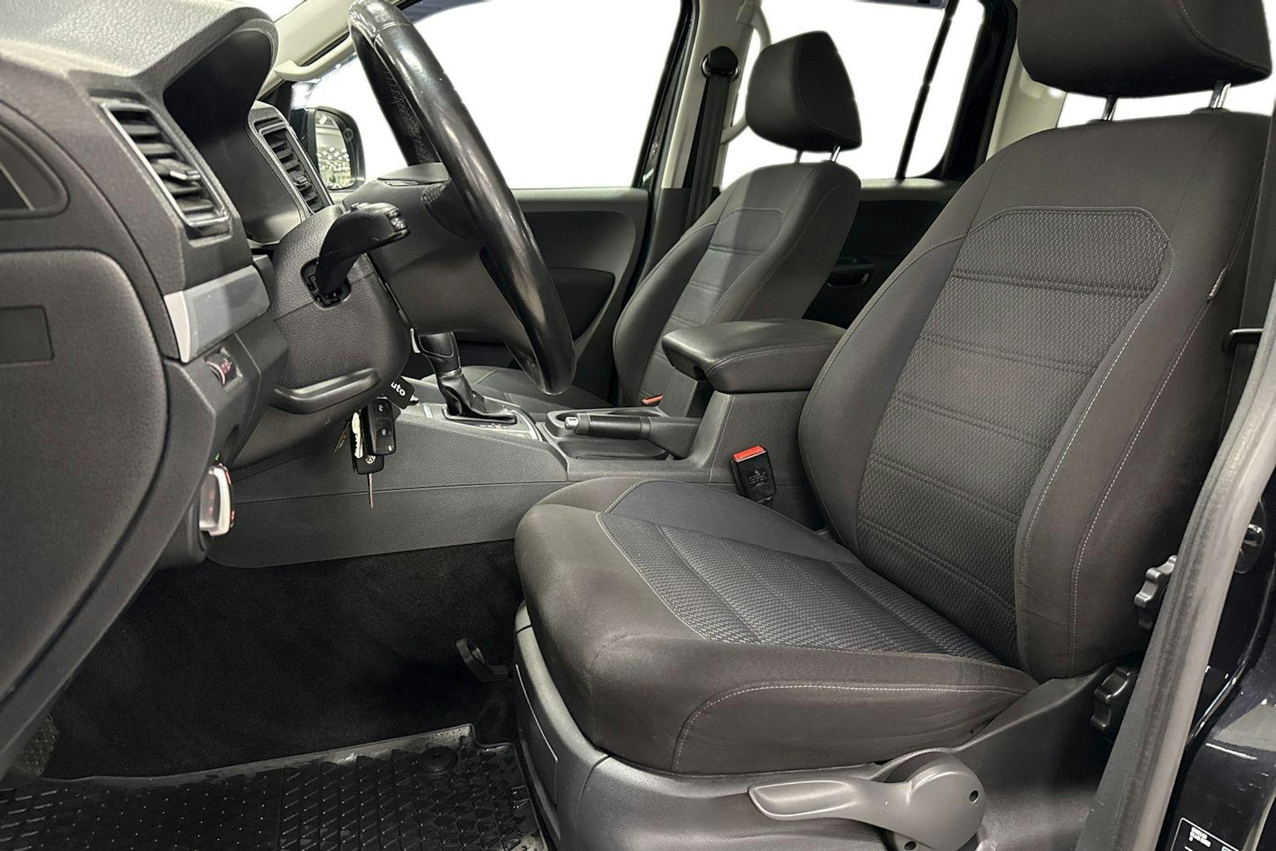 musta Volkswagen Amarok 2017 kuva 7.