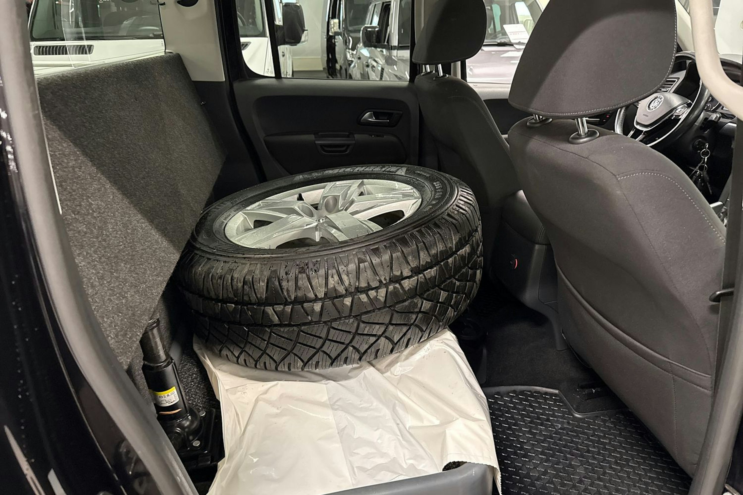 musta Volkswagen Amarok 2017 kuva 13.