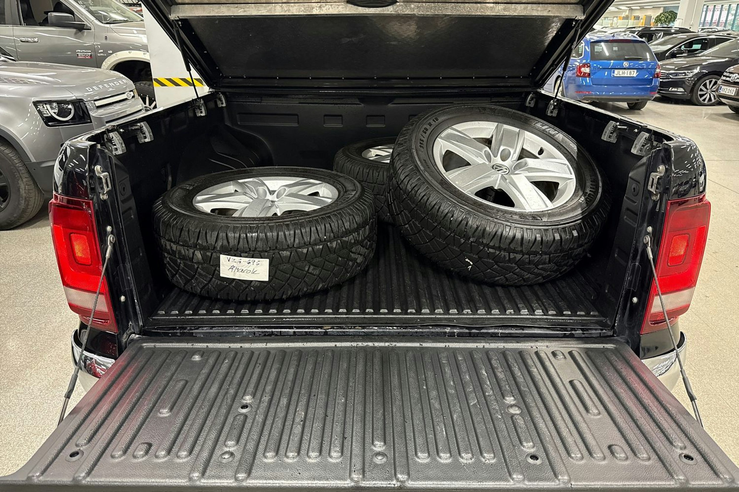 musta Volkswagen Amarok 2017 kuva 14.
