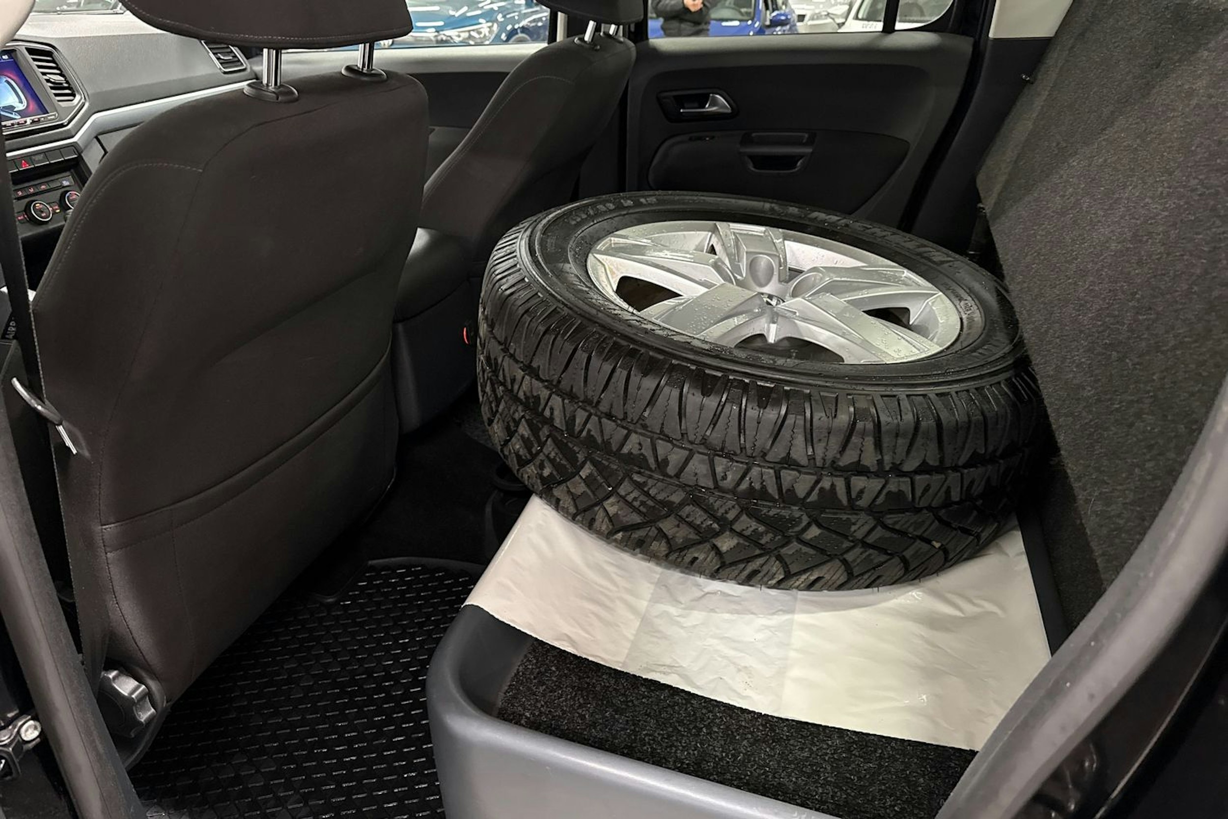 musta Volkswagen Amarok 2017 kuva 16.