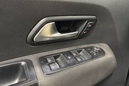 musta Volkswagen Amarok 2017 kuva 21.