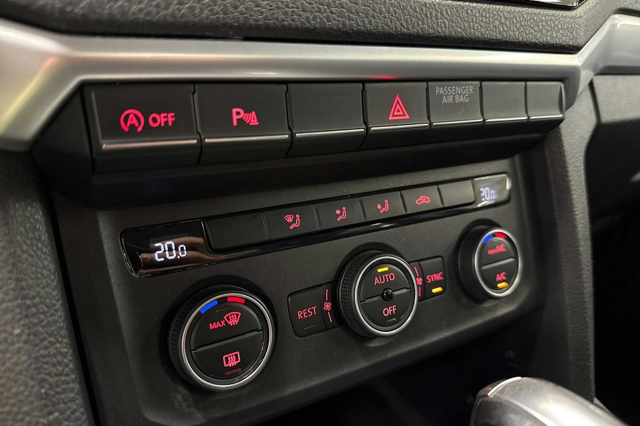 musta Volkswagen Amarok 2017 kuva 22.