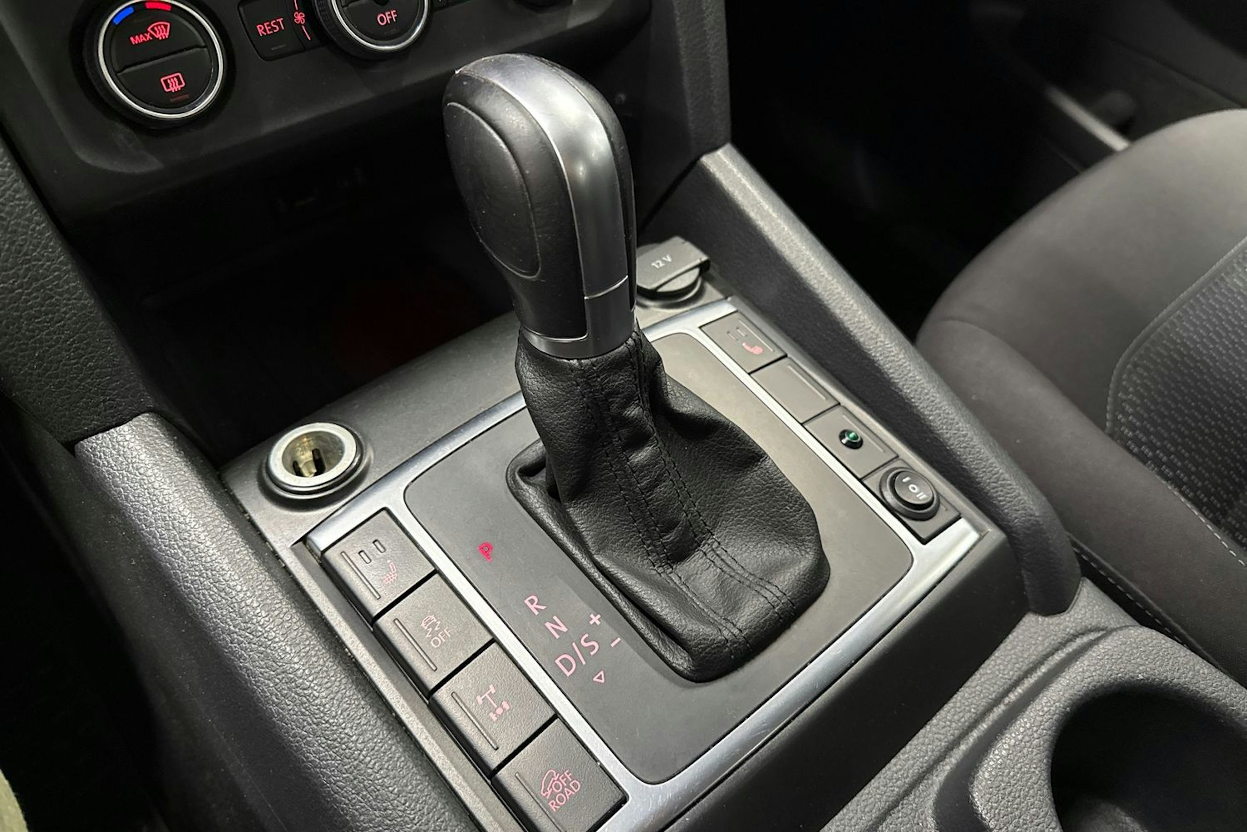 musta Volkswagen Amarok 2017 kuva 23.