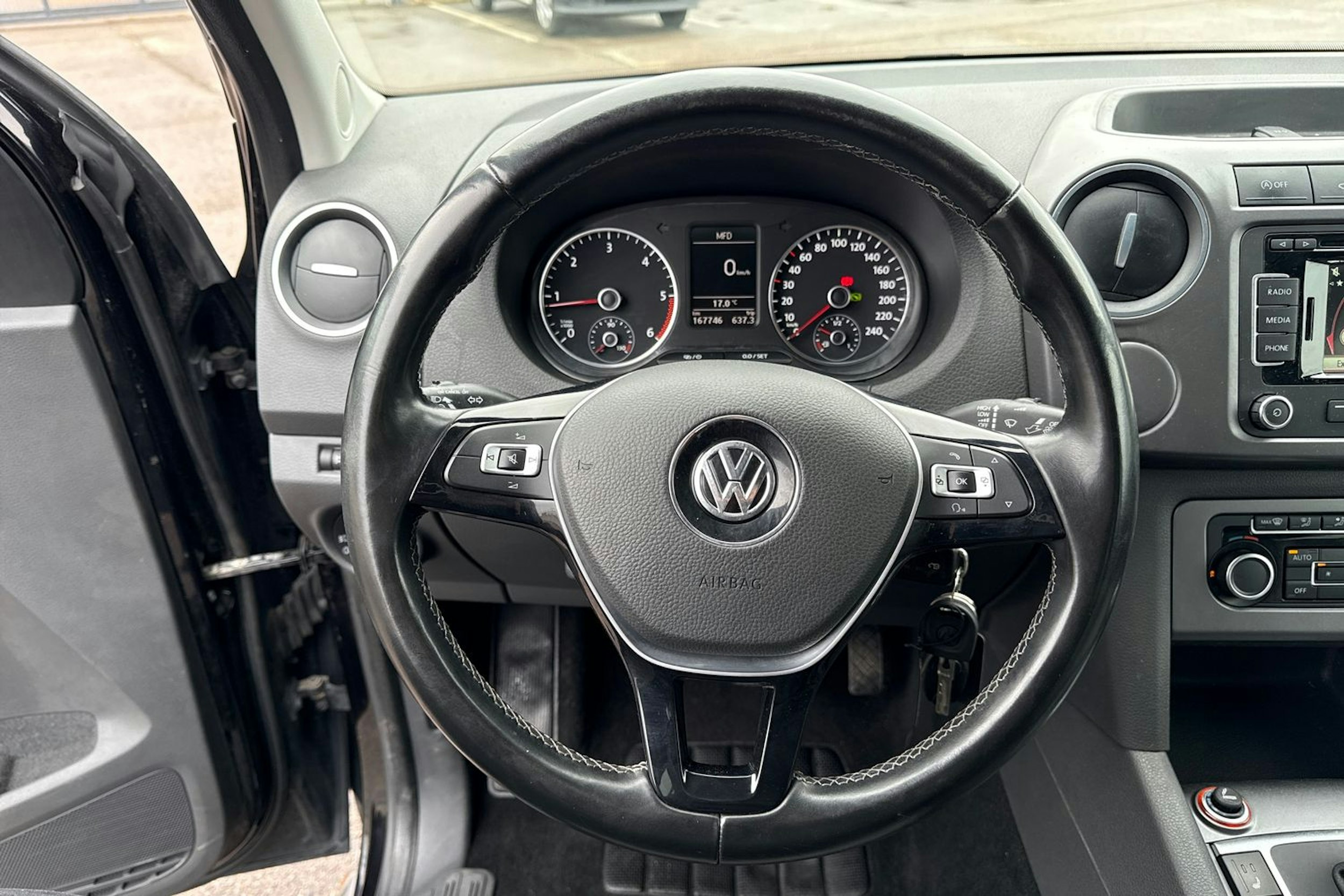 musta Volkswagen Amarok 2017 kuva 14.