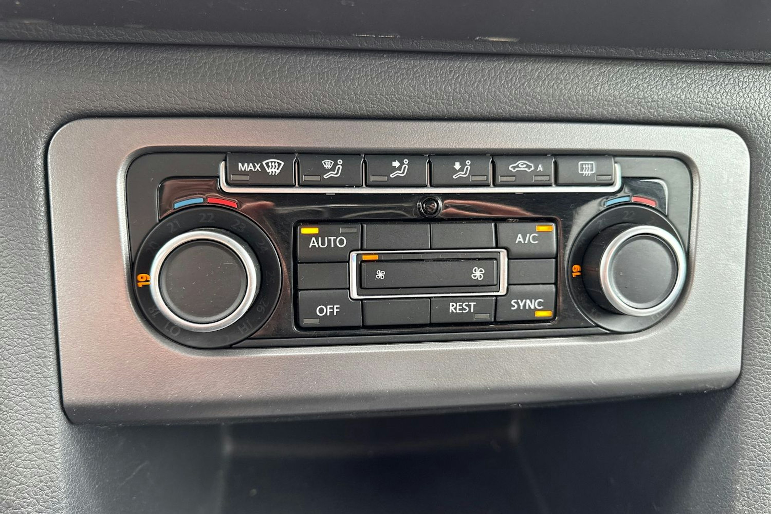 musta Volkswagen Amarok 2017 kuva 20.