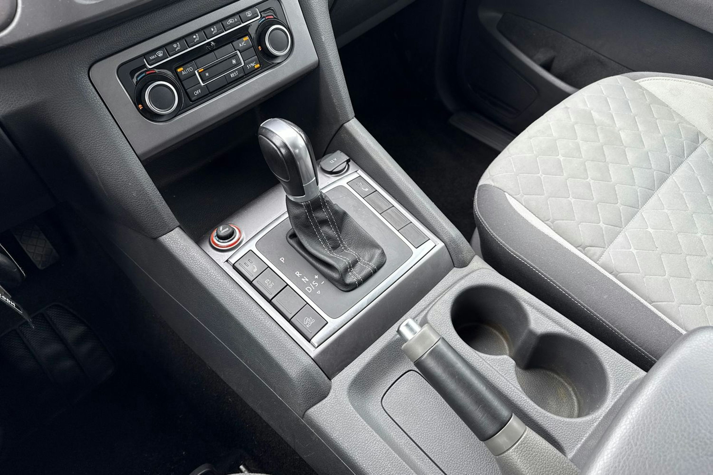 musta Volkswagen Amarok 2017 kuva 21.
