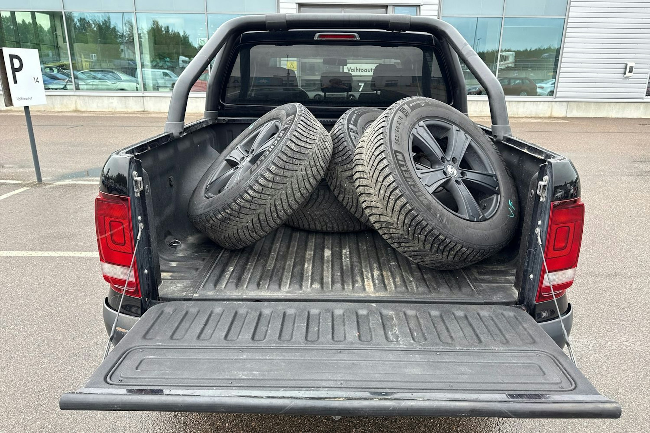 musta Volkswagen Amarok 2017 kuva 25.
