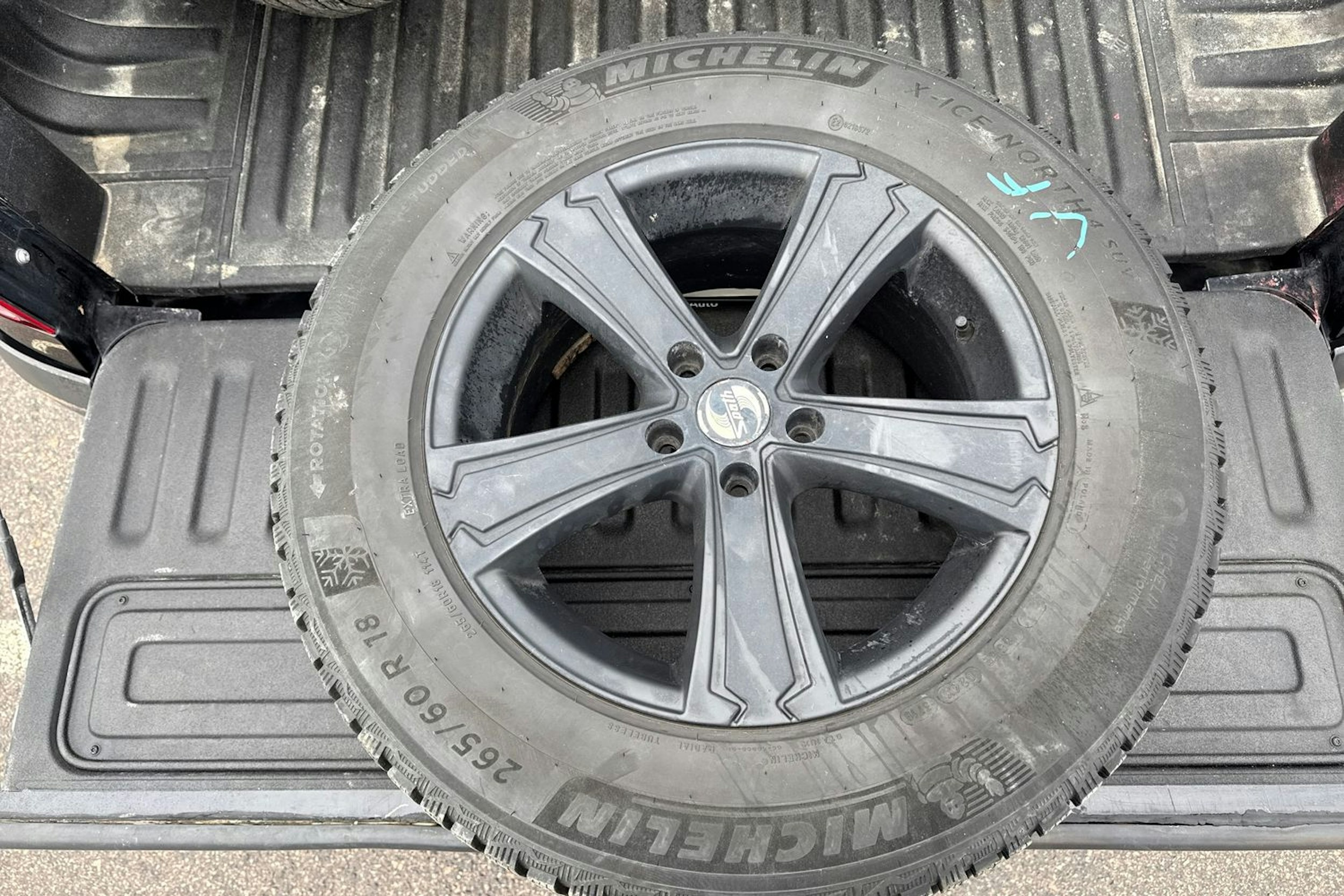 musta Volkswagen Amarok 2017 kuva 26.