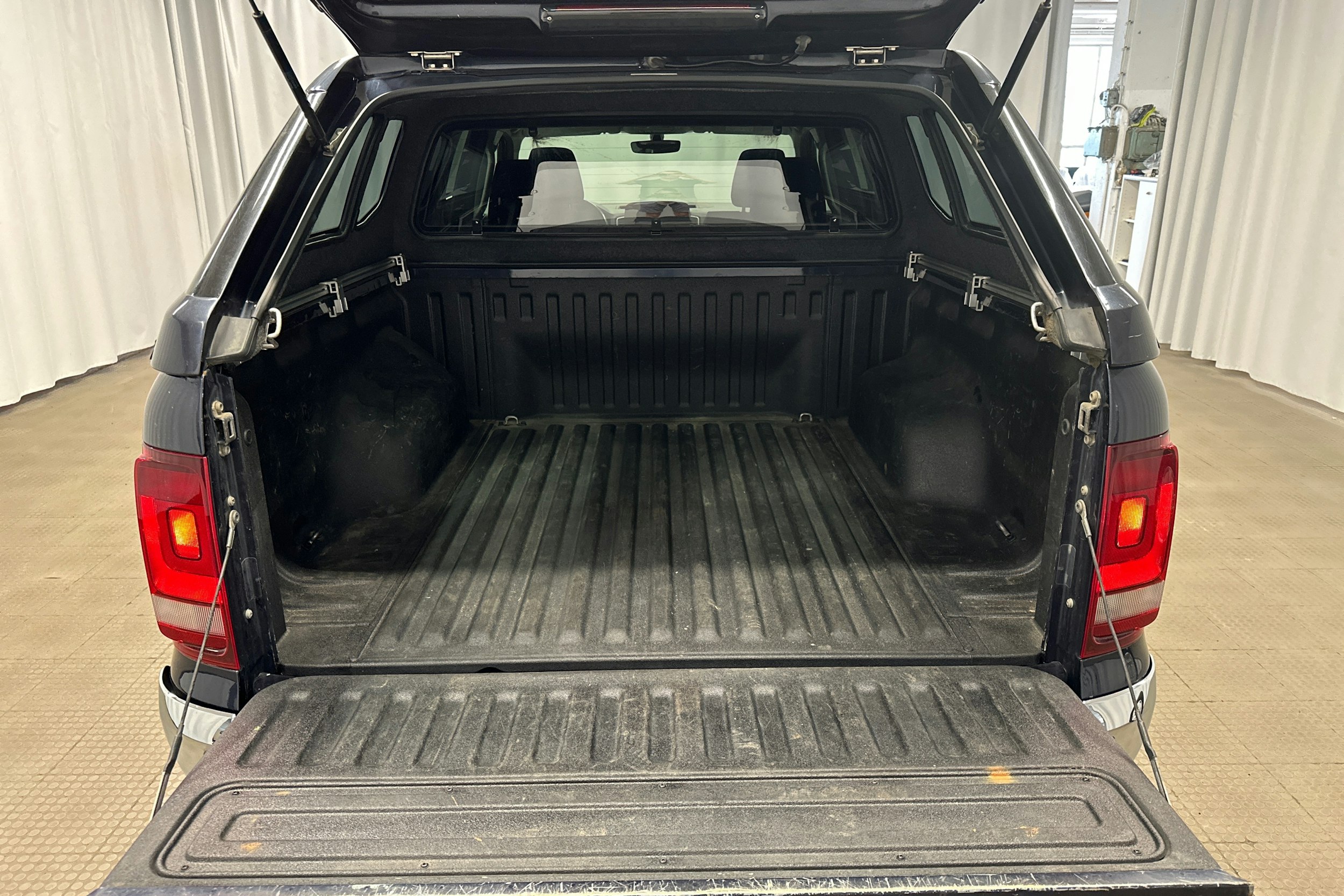 sininen Volkswagen Amarok 2018 kuva 11.