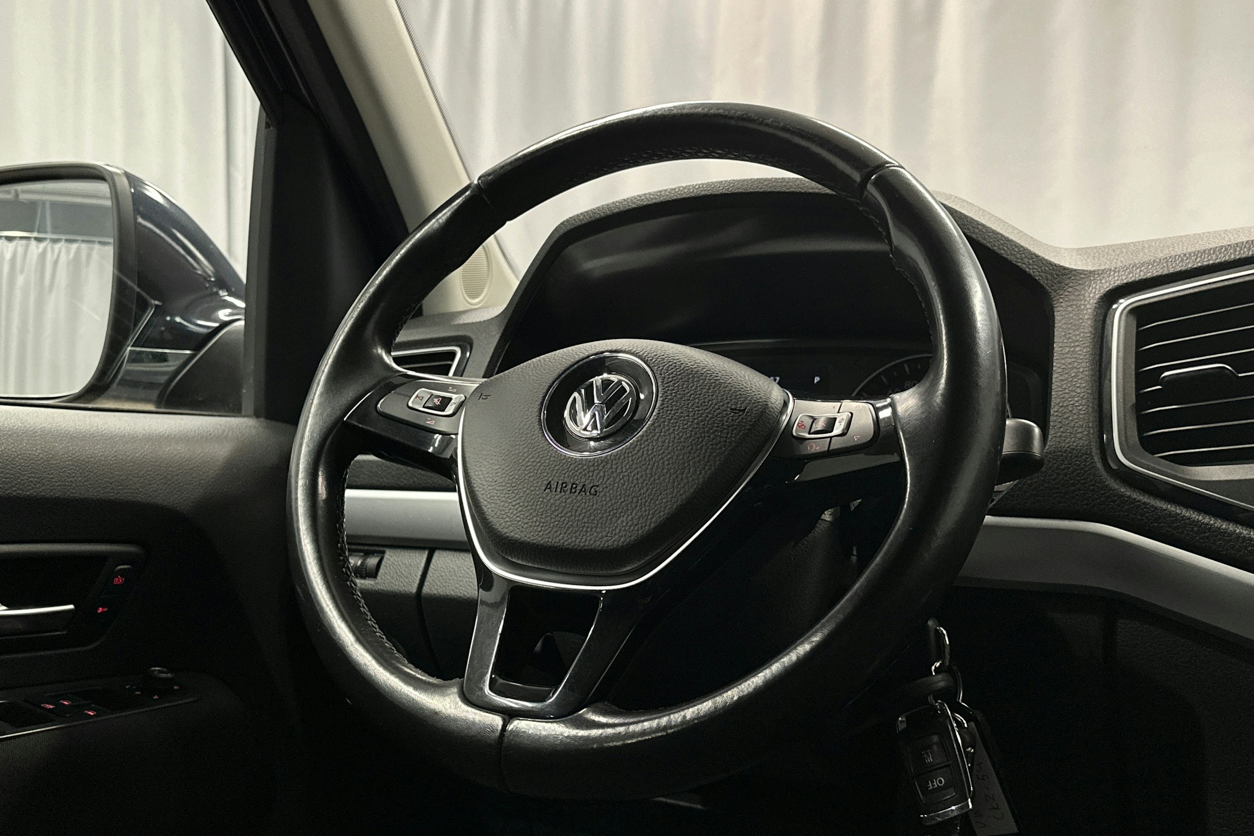 sininen Volkswagen Amarok 2018 kuva 13.