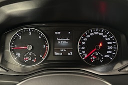 sininen Volkswagen Amarok 2018 kuva 16.