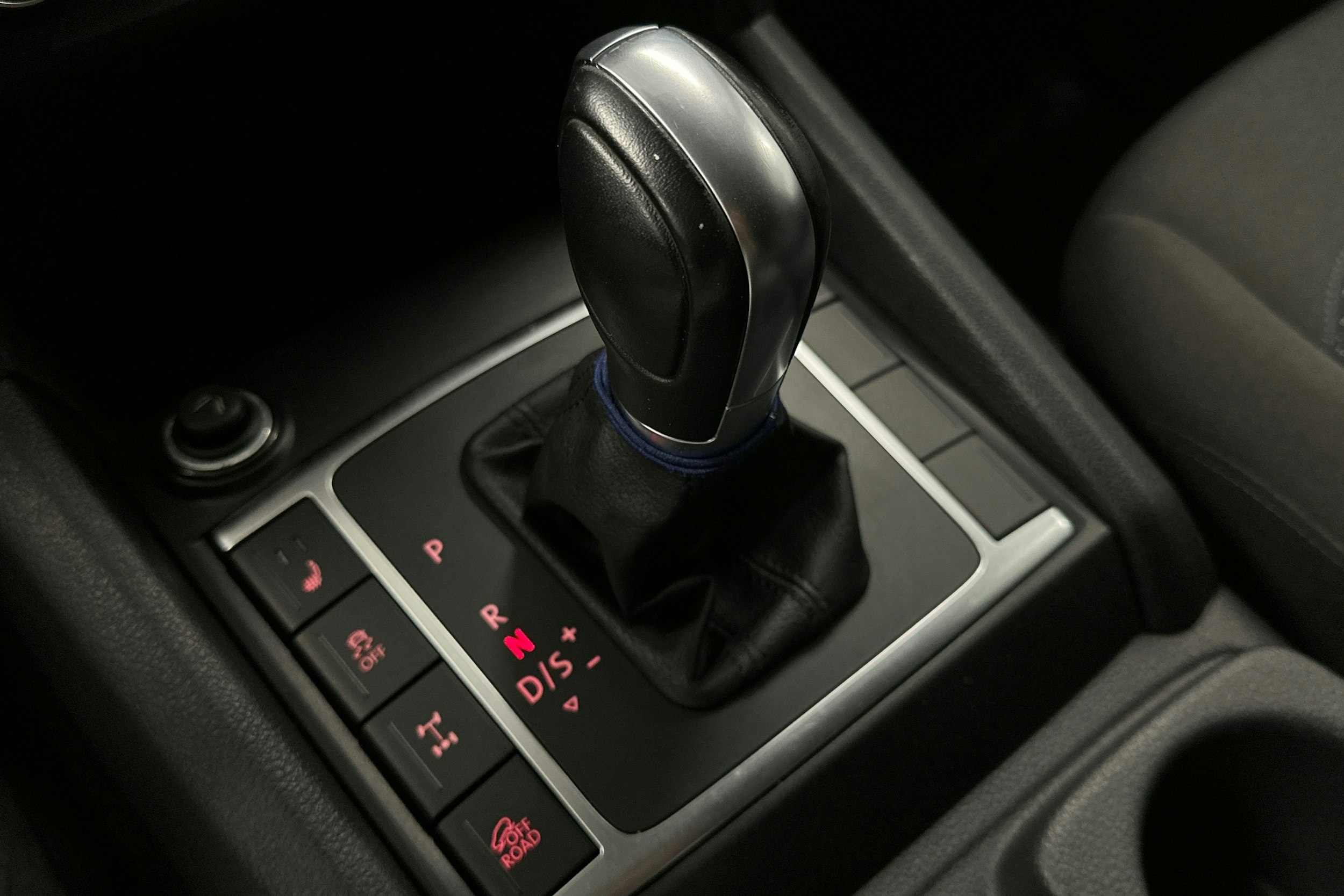 sininen Volkswagen Amarok 2018 kuva 20.