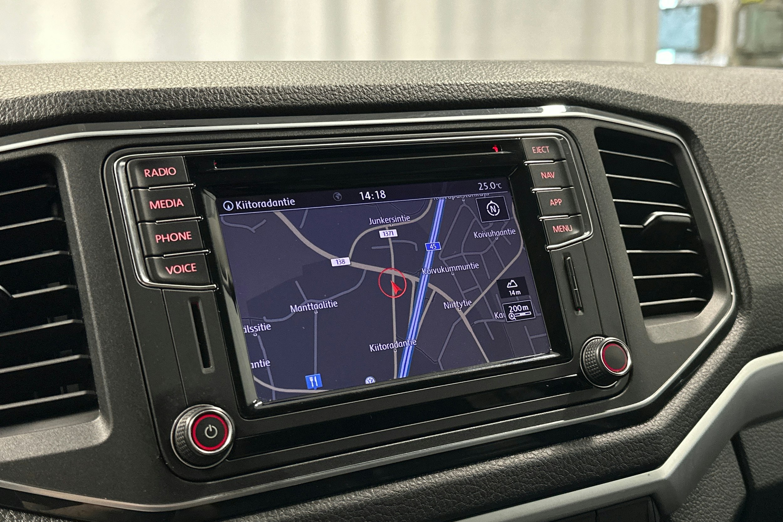 sininen Volkswagen Amarok 2018 kuva 16.