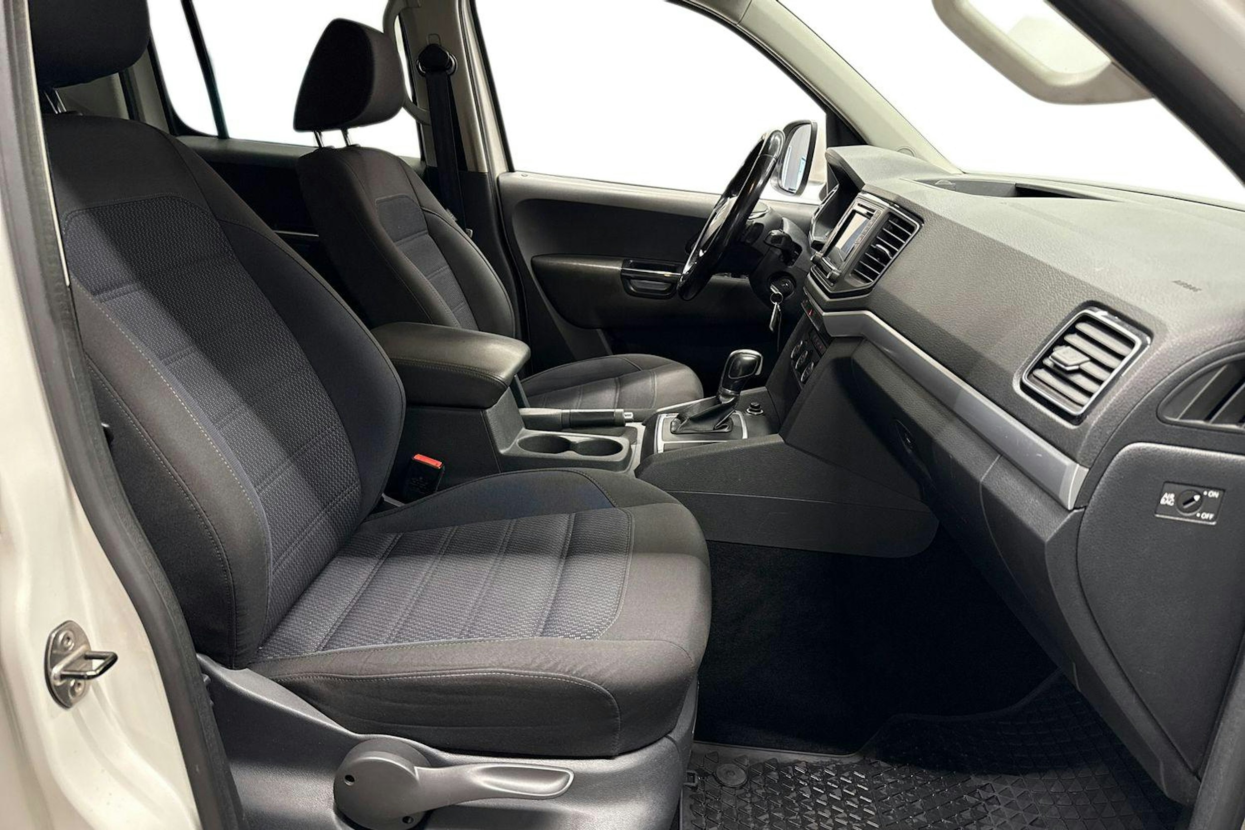 valkoinen Volkswagen Amarok 2018 kuva 8.