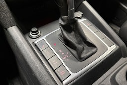 valkoinen Volkswagen Amarok 2018 kuva 18.