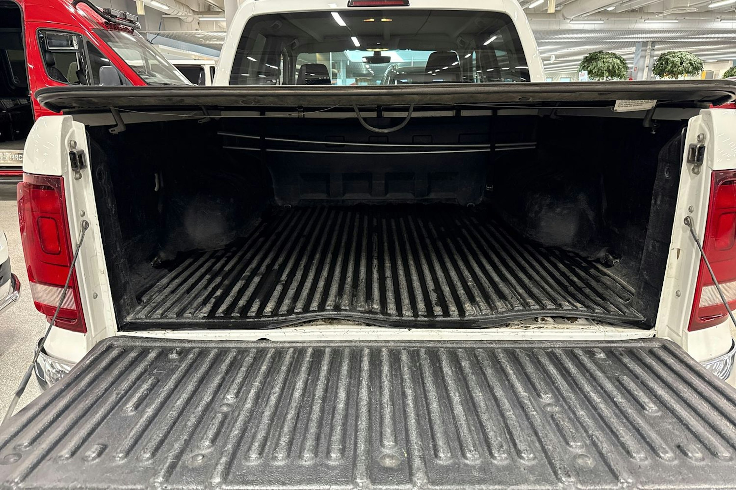 valkoinen Volkswagen Amarok 2018 kuva 21.