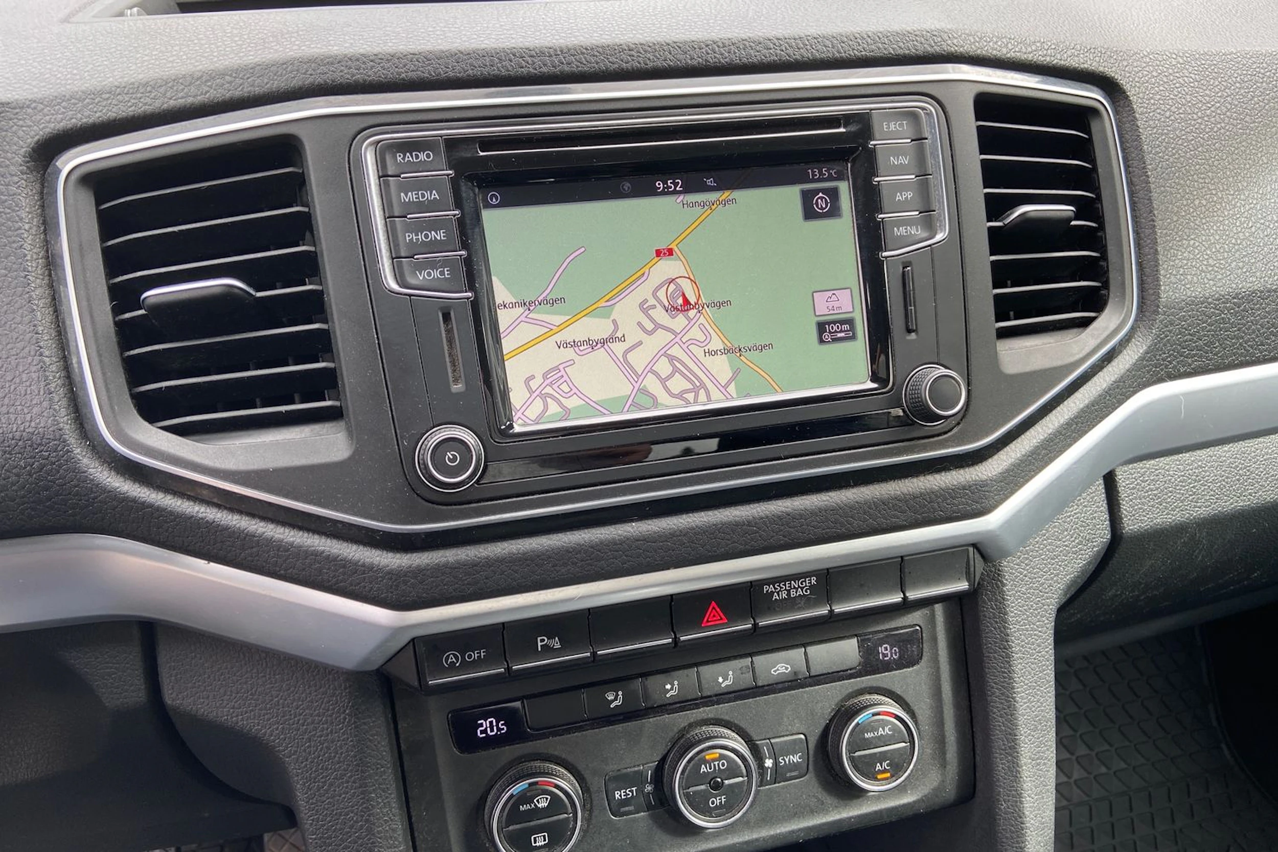 musta Volkswagen Amarok 2018 kuva 18.