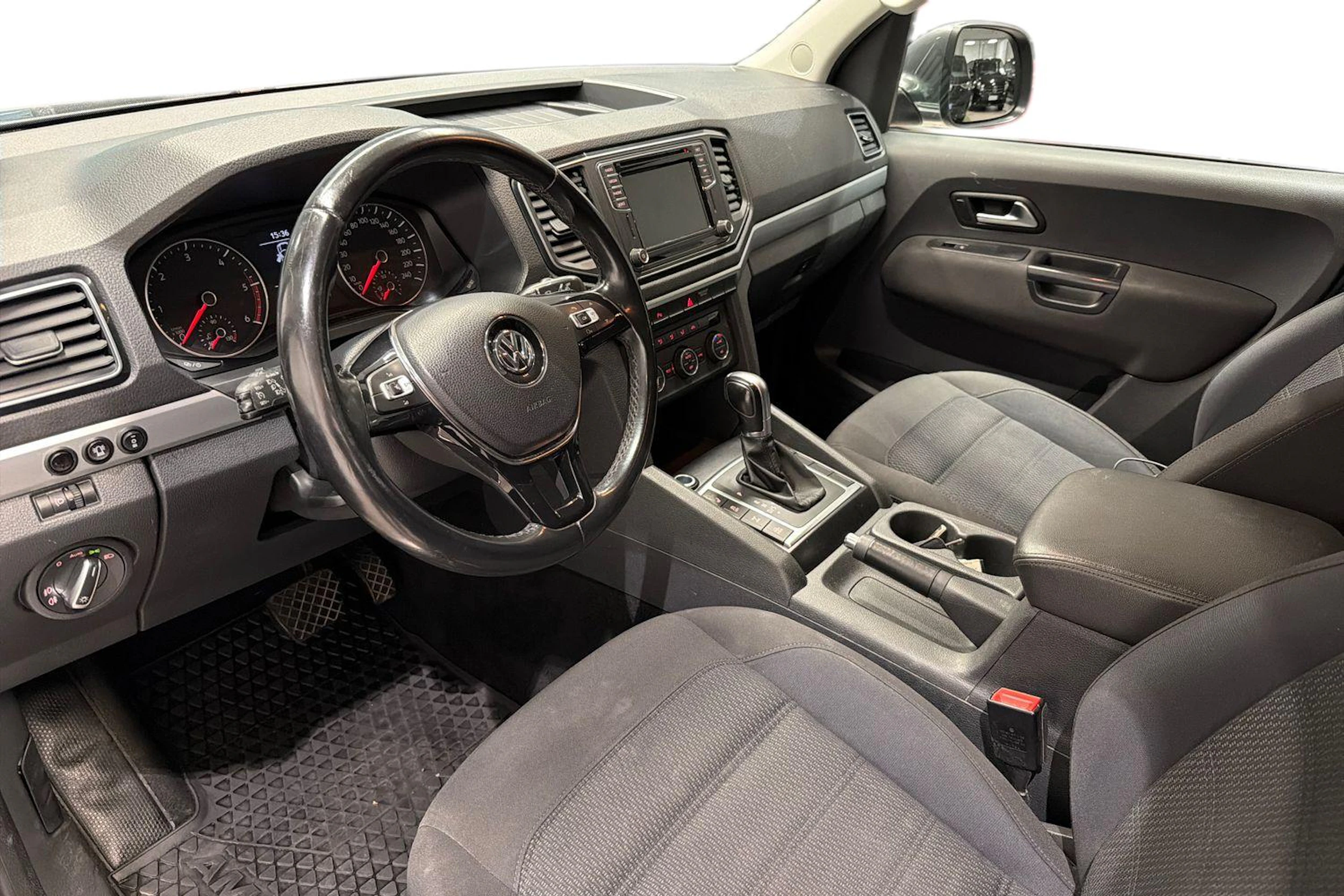 harmaa Volkswagen Amarok 2018 kuva 8.