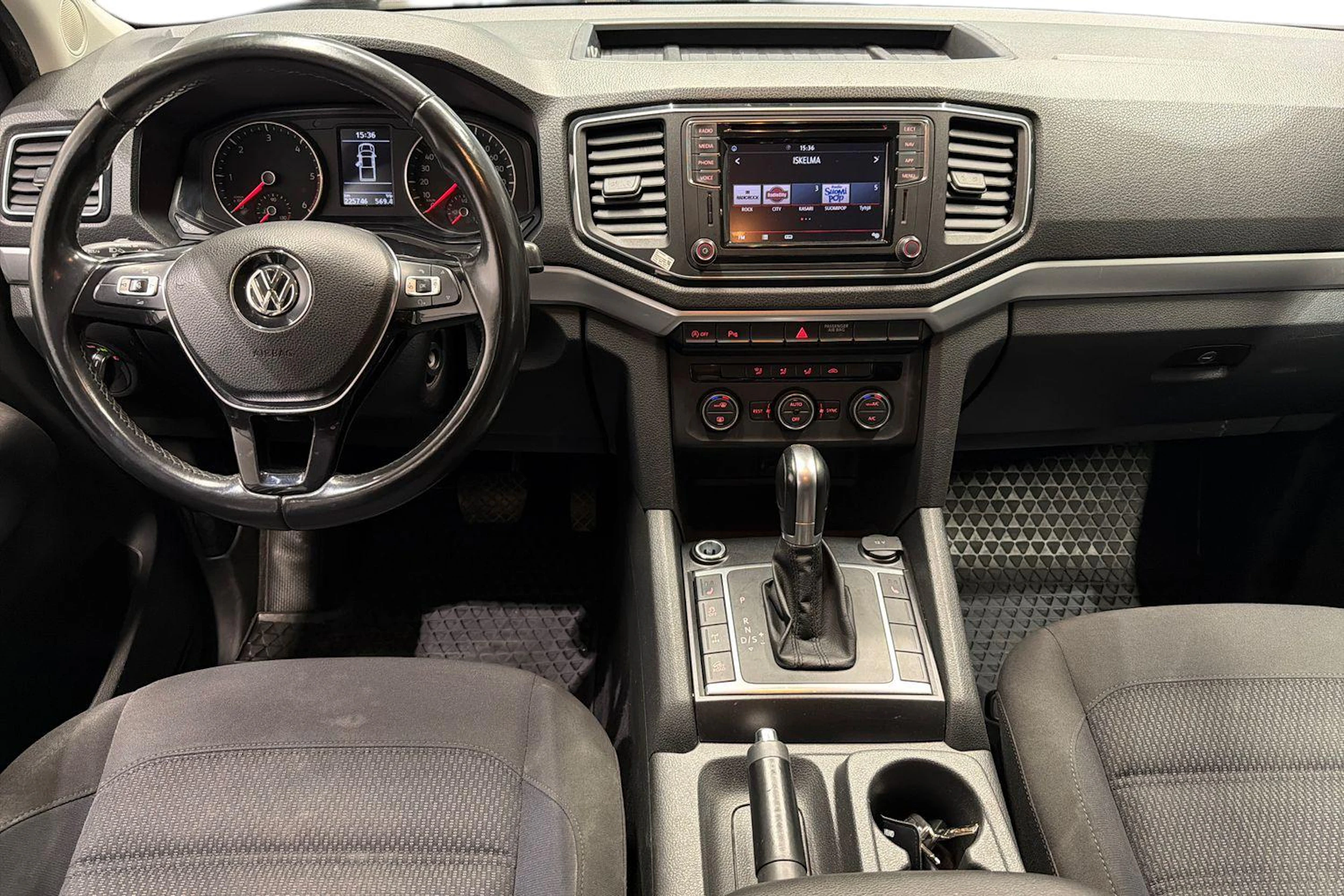 harmaa Volkswagen Amarok 2018 kuva 9.