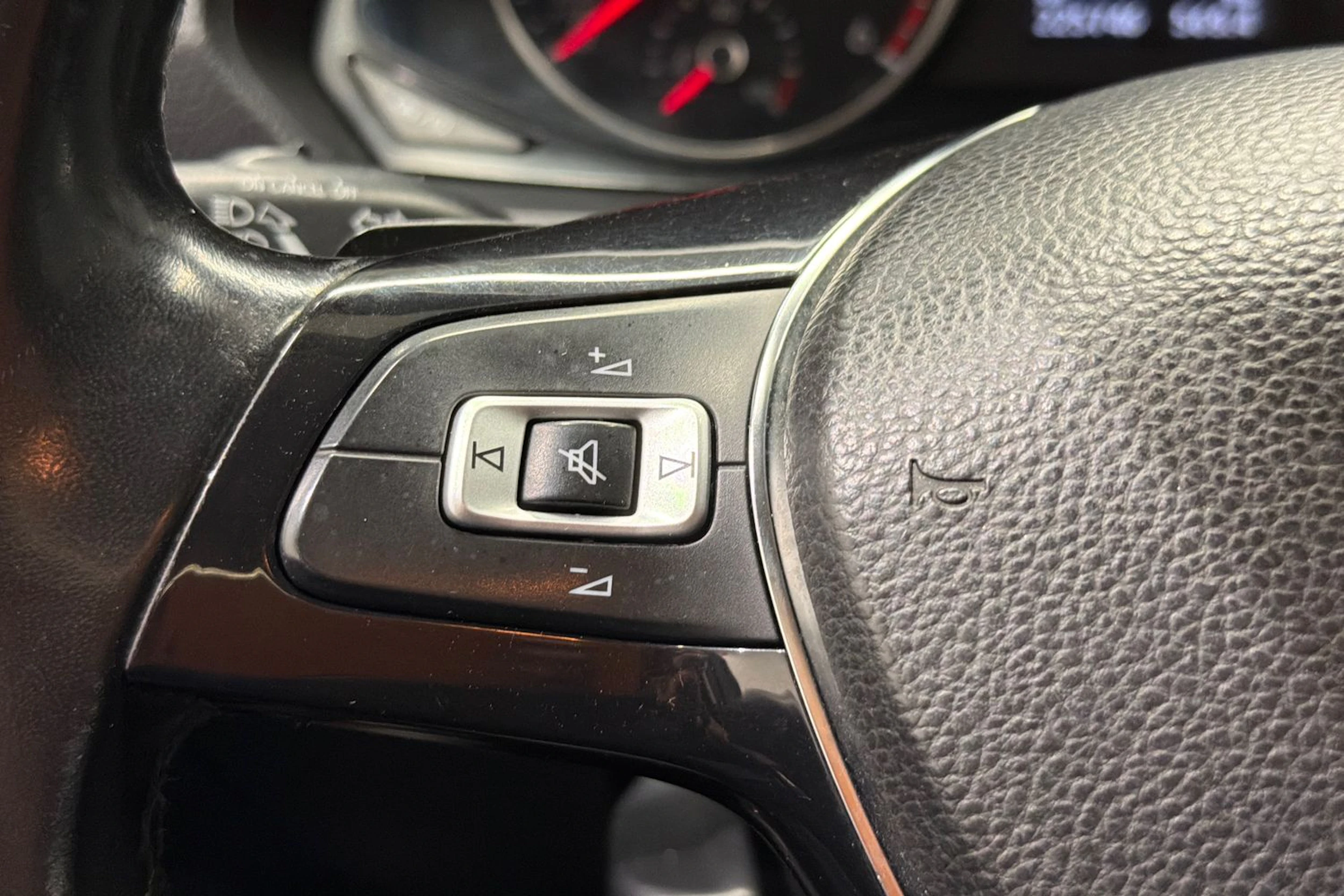 harmaa Volkswagen Amarok 2018 kuva 13.
