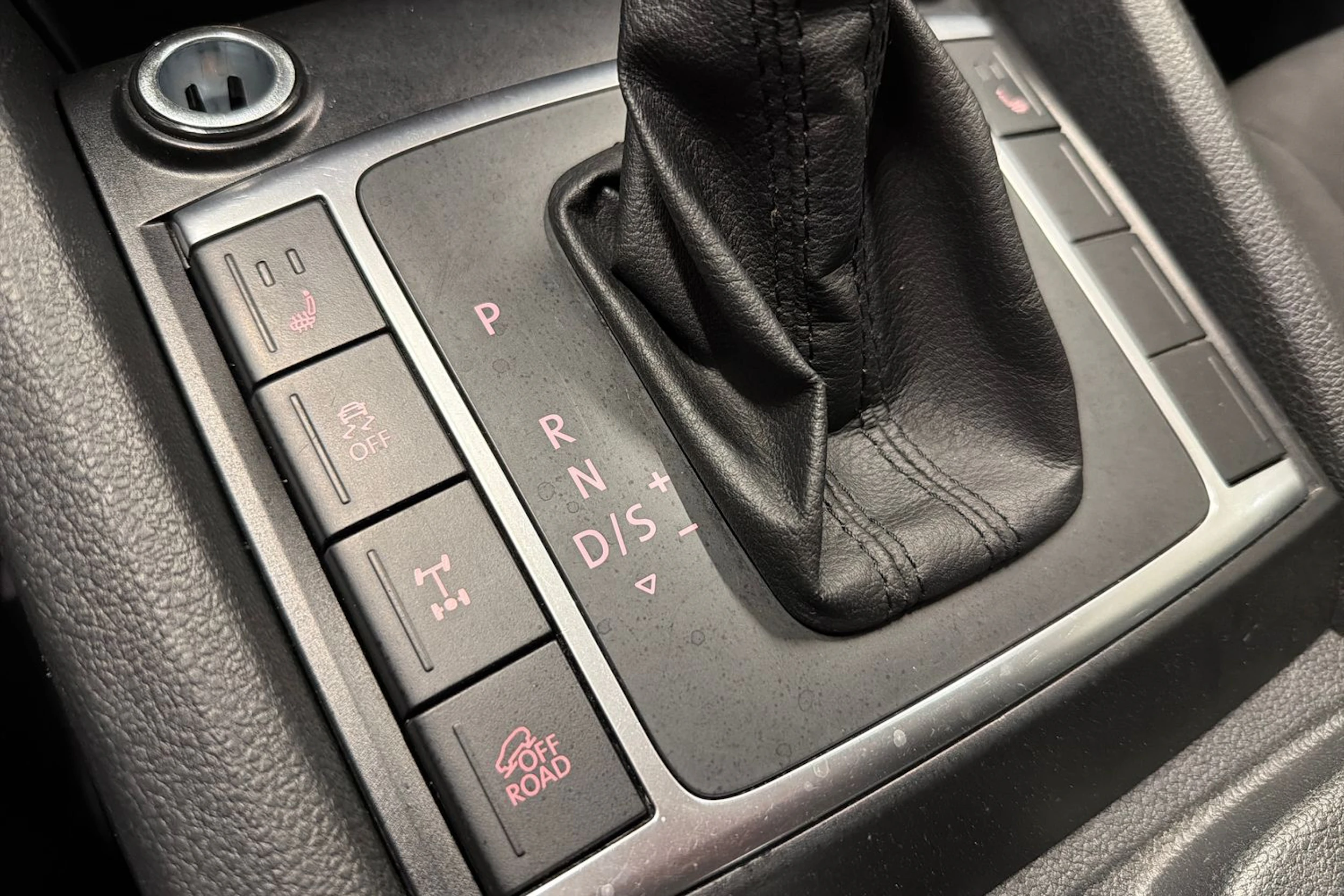 harmaa Volkswagen Amarok 2018 kuva 18.