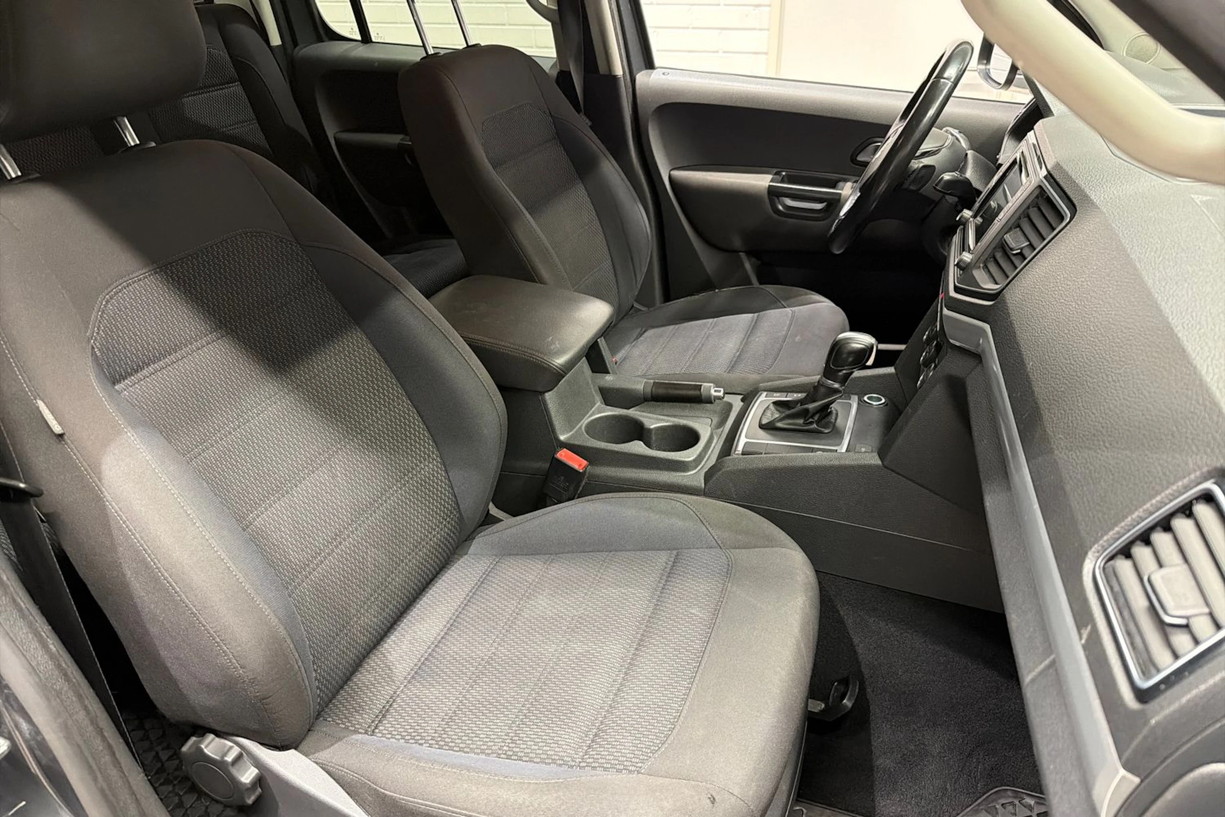 harmaa Volkswagen Amarok 2018 kuva 22.