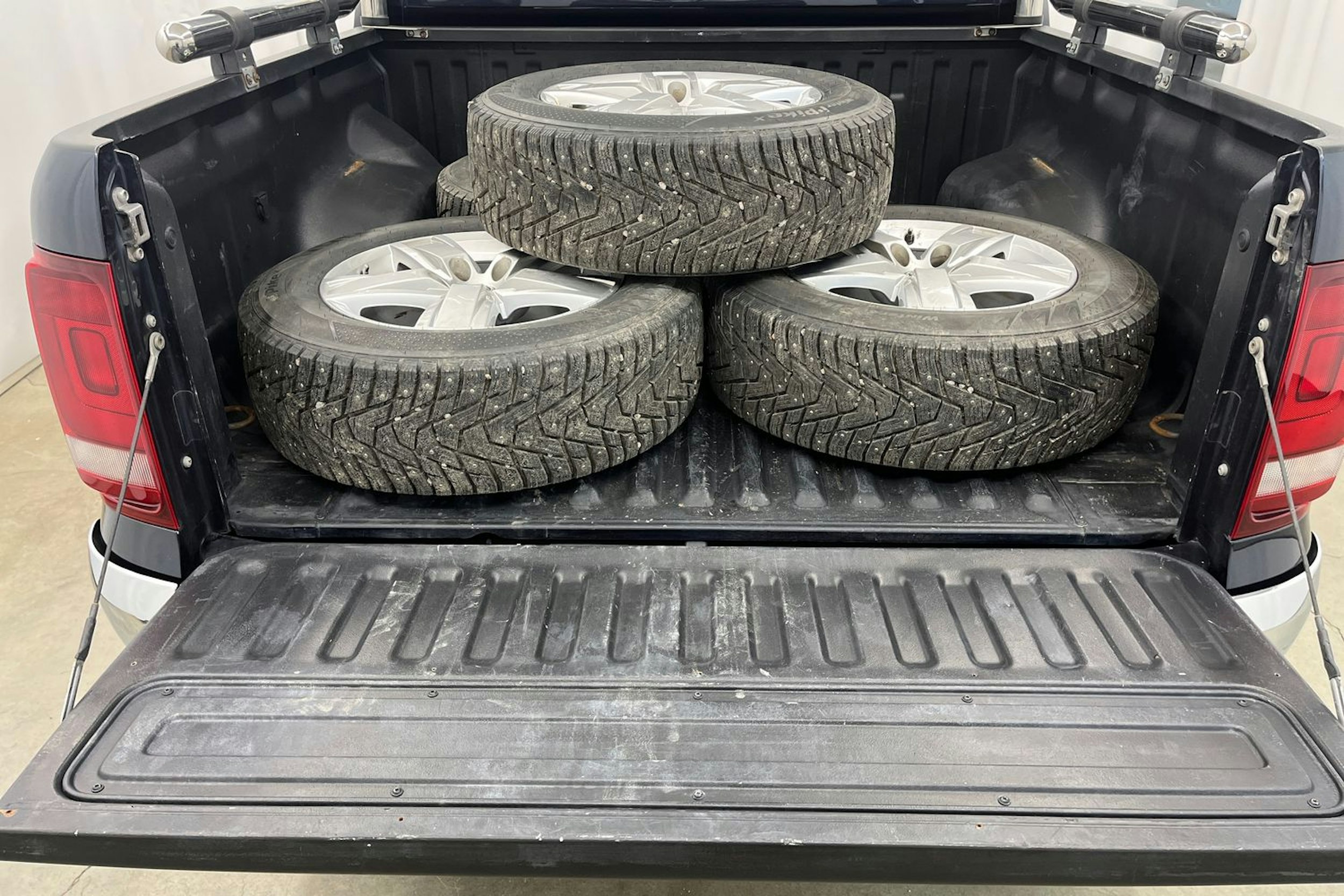 Sininen Volkswagen Amarok 2018 kuva 16.