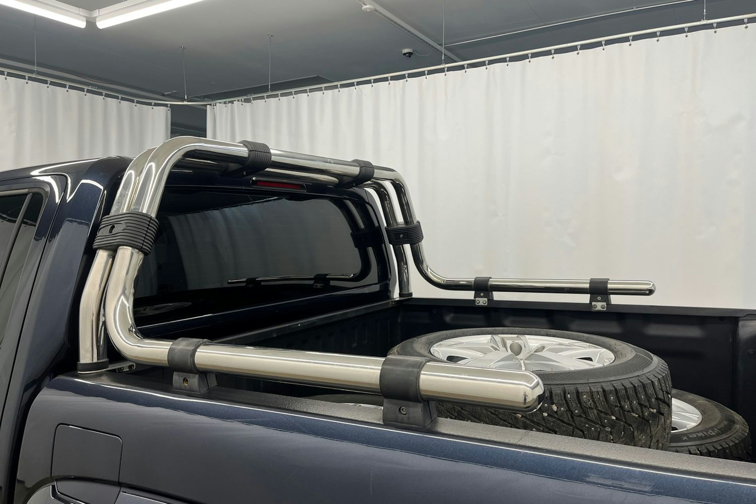 Sininen Volkswagen Amarok 2018 kuva 18.