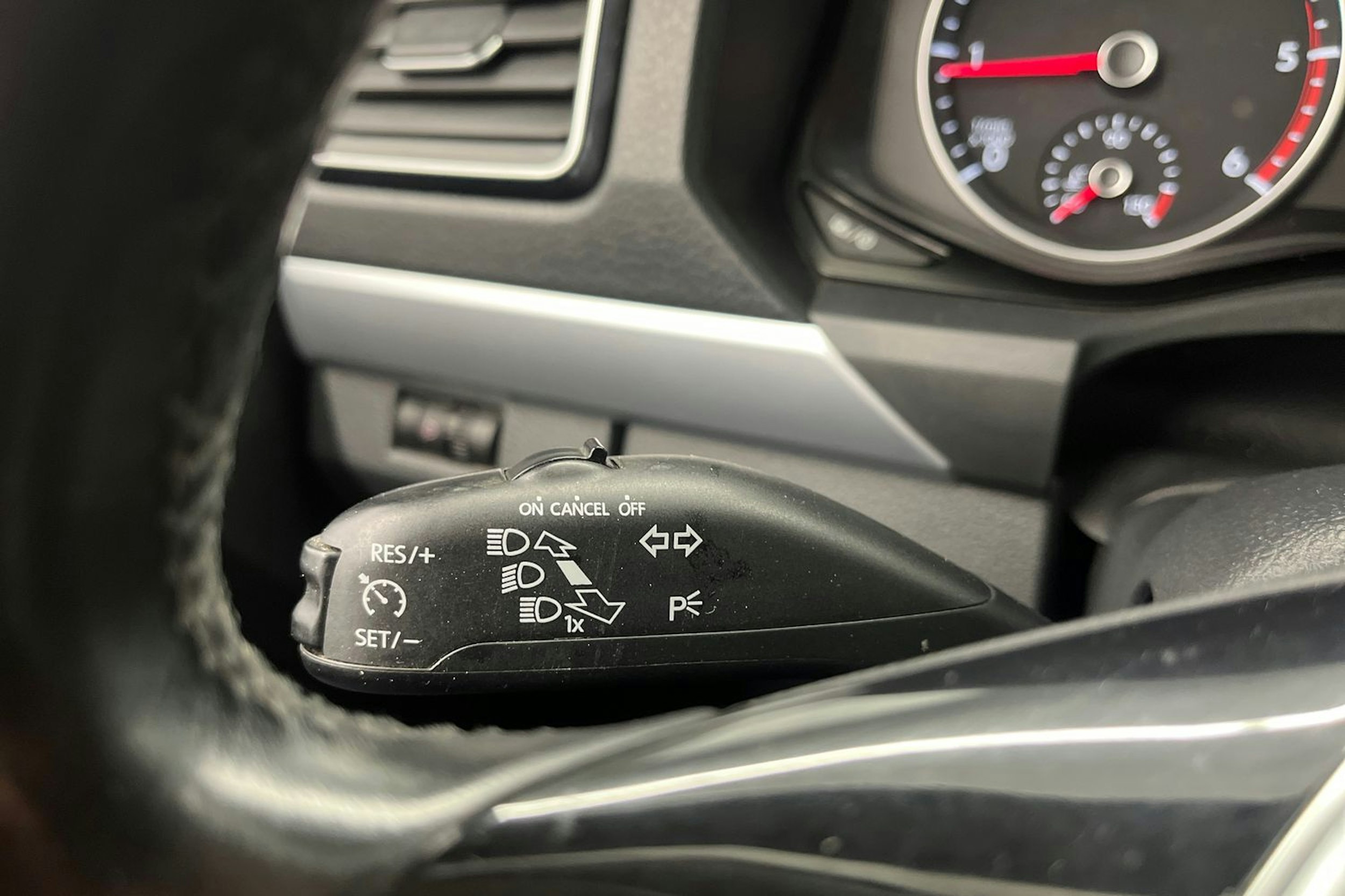 Sininen Volkswagen Amarok 2018 kuva 20.