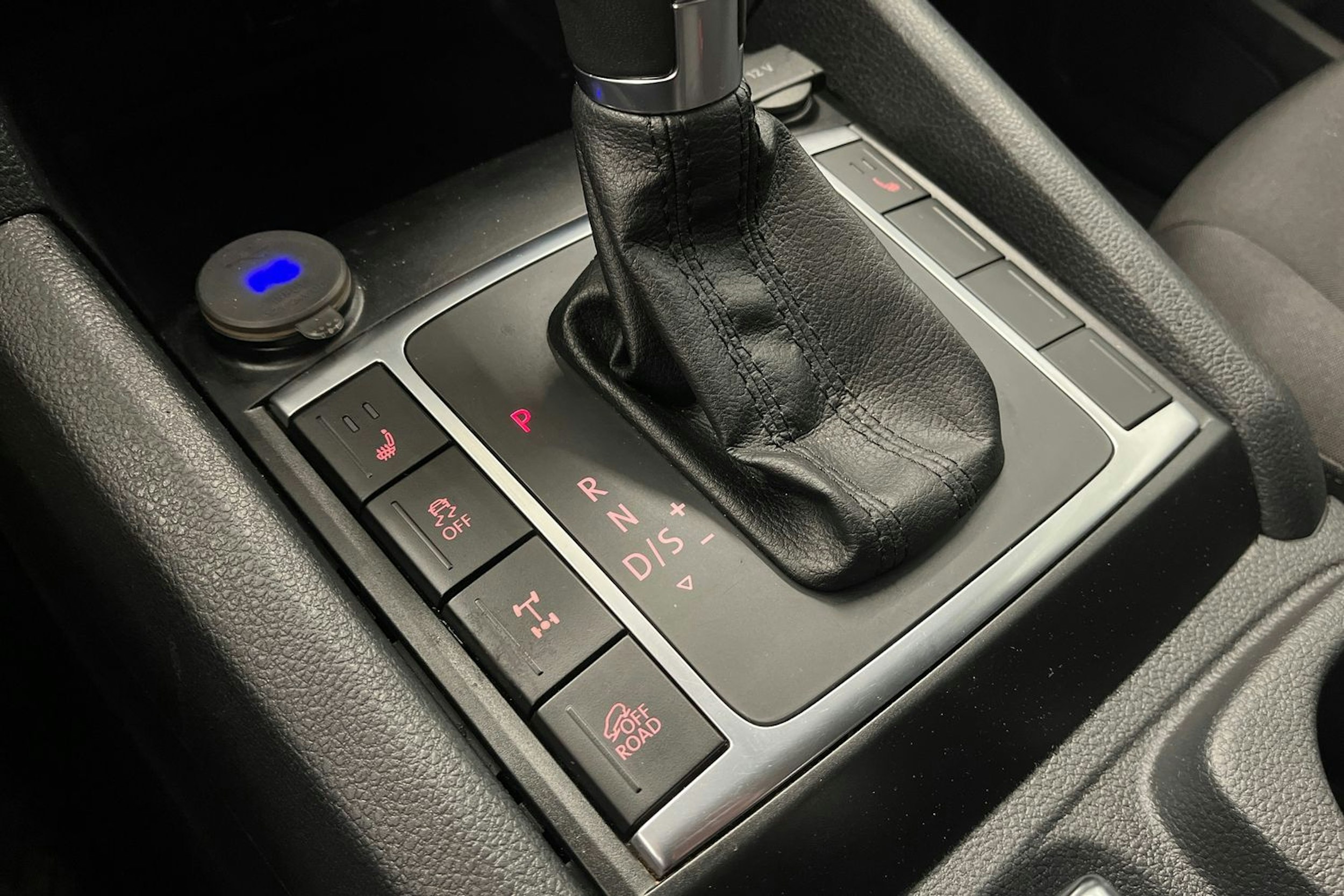 Sininen Volkswagen Amarok 2018 kuva 26.