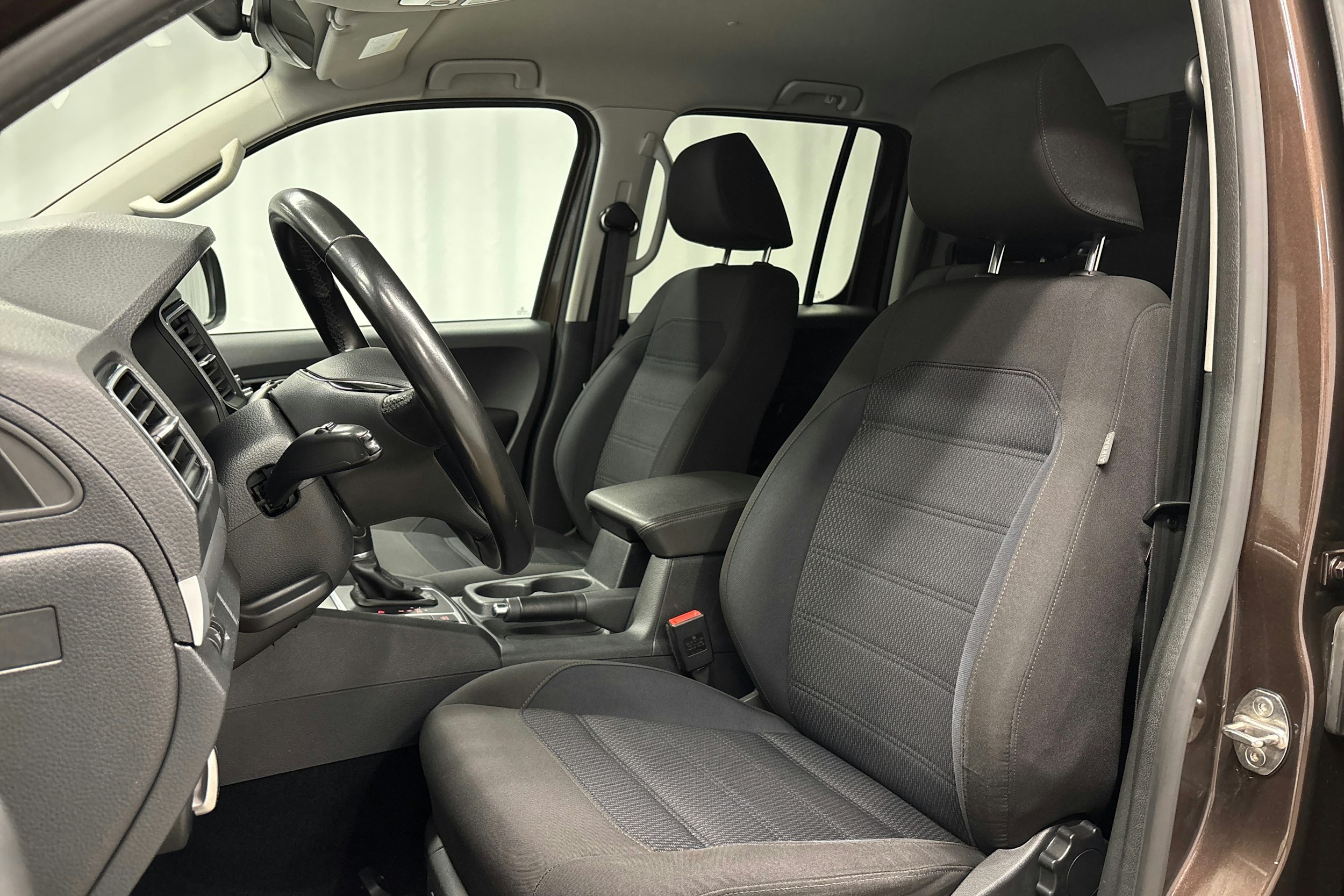 ruskea (beige) Volkswagen Amarok 2018 kuva 16.