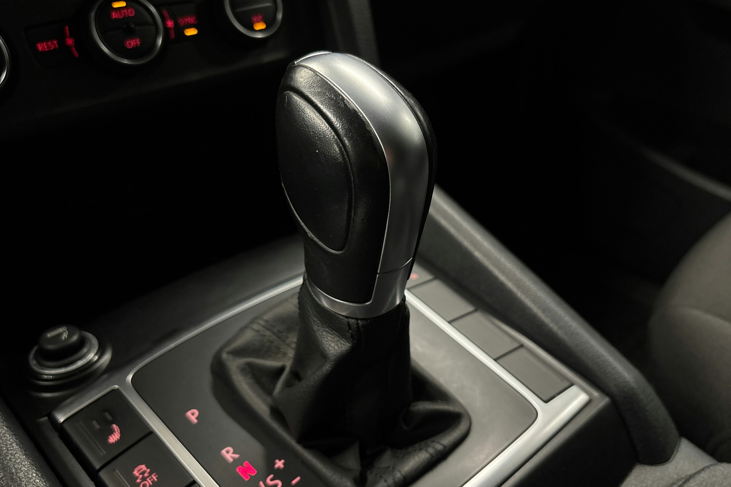 ruskea (beige) Volkswagen Amarok 2018 kuva 25.