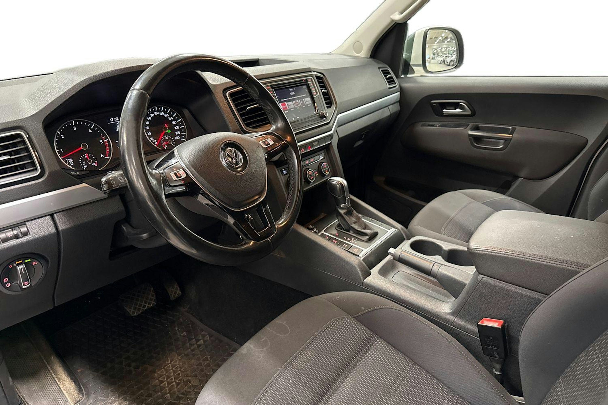 valkoinen Volkswagen Amarok 2018 kuva 3.