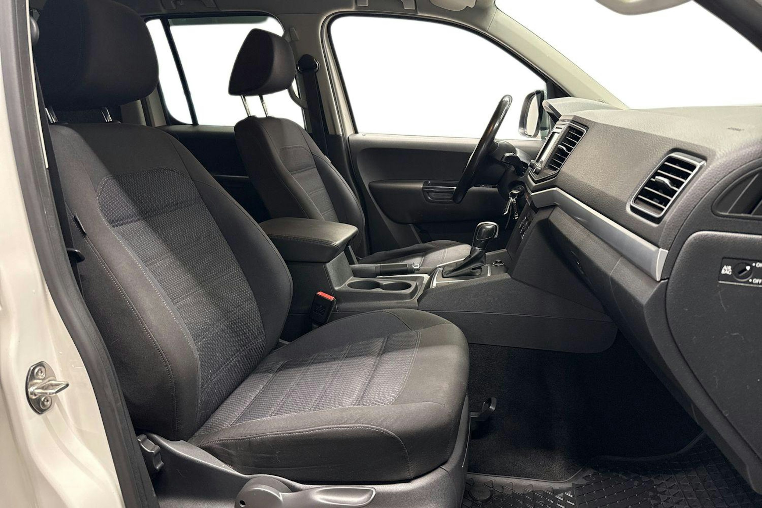 valkoinen Volkswagen Amarok 2018 kuva 10.